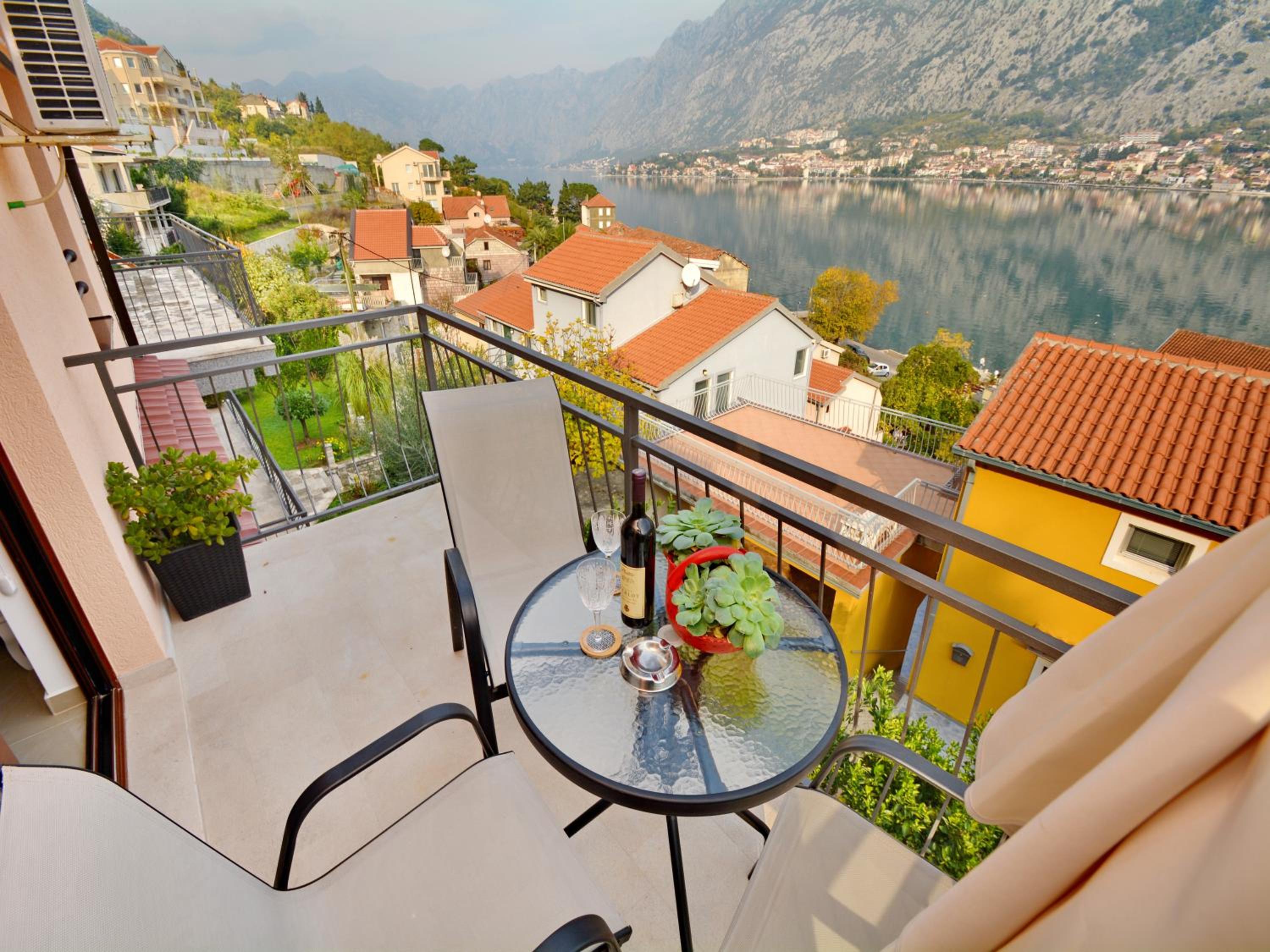 One-Bedroom Apartment with Balcony and Sea View - Photo 9