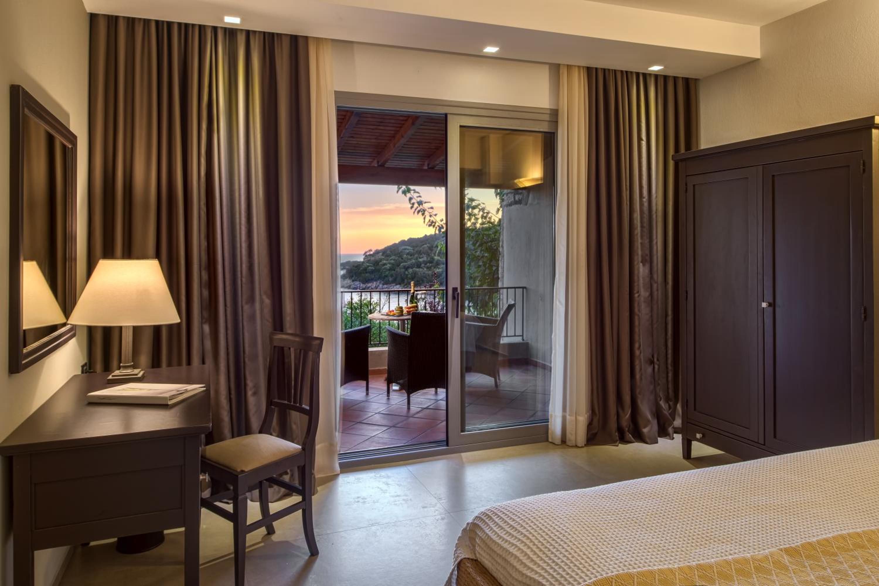 One-Bedroom Suite with Sea View