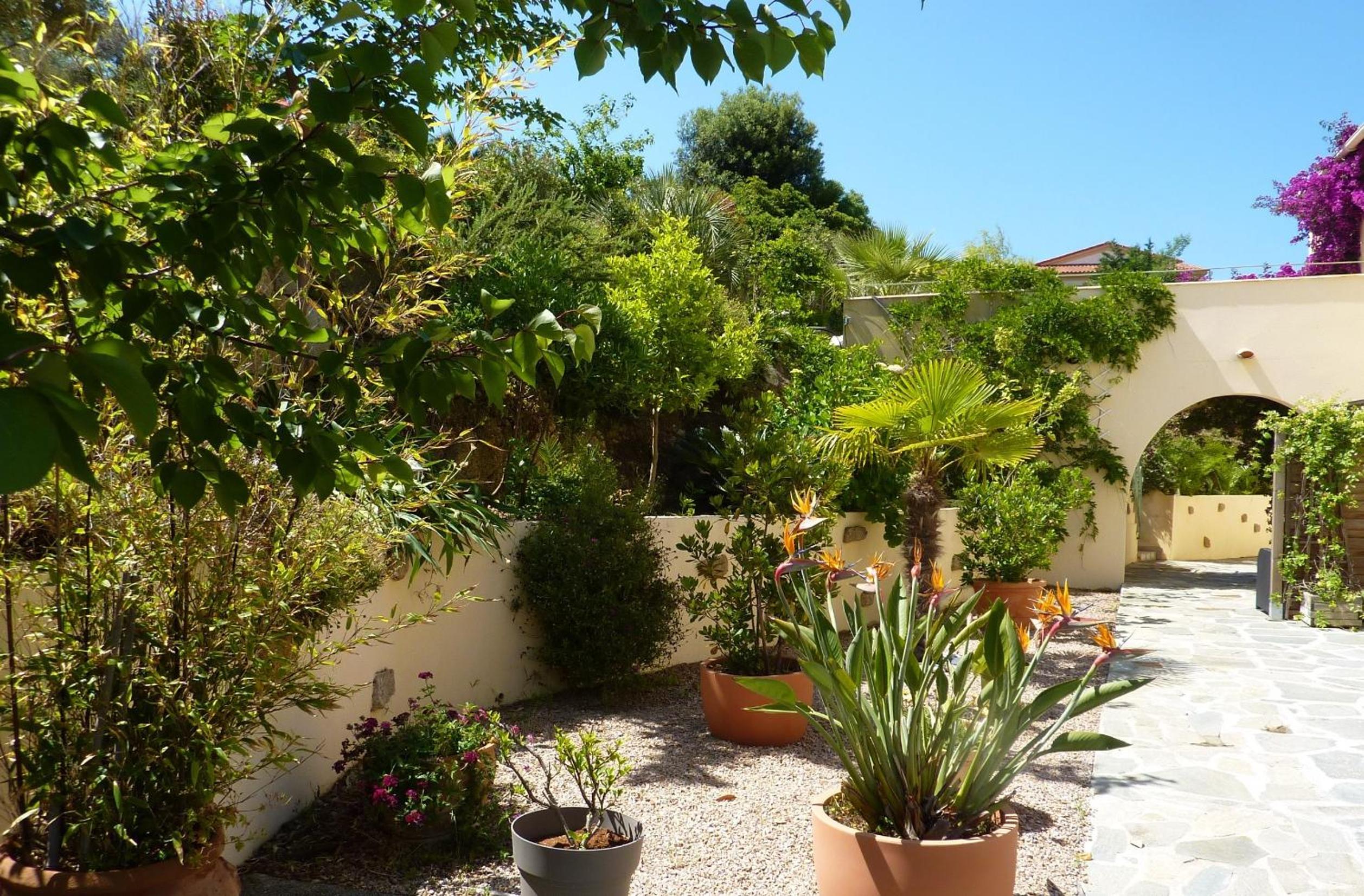 Apartment with Sea View and Garden