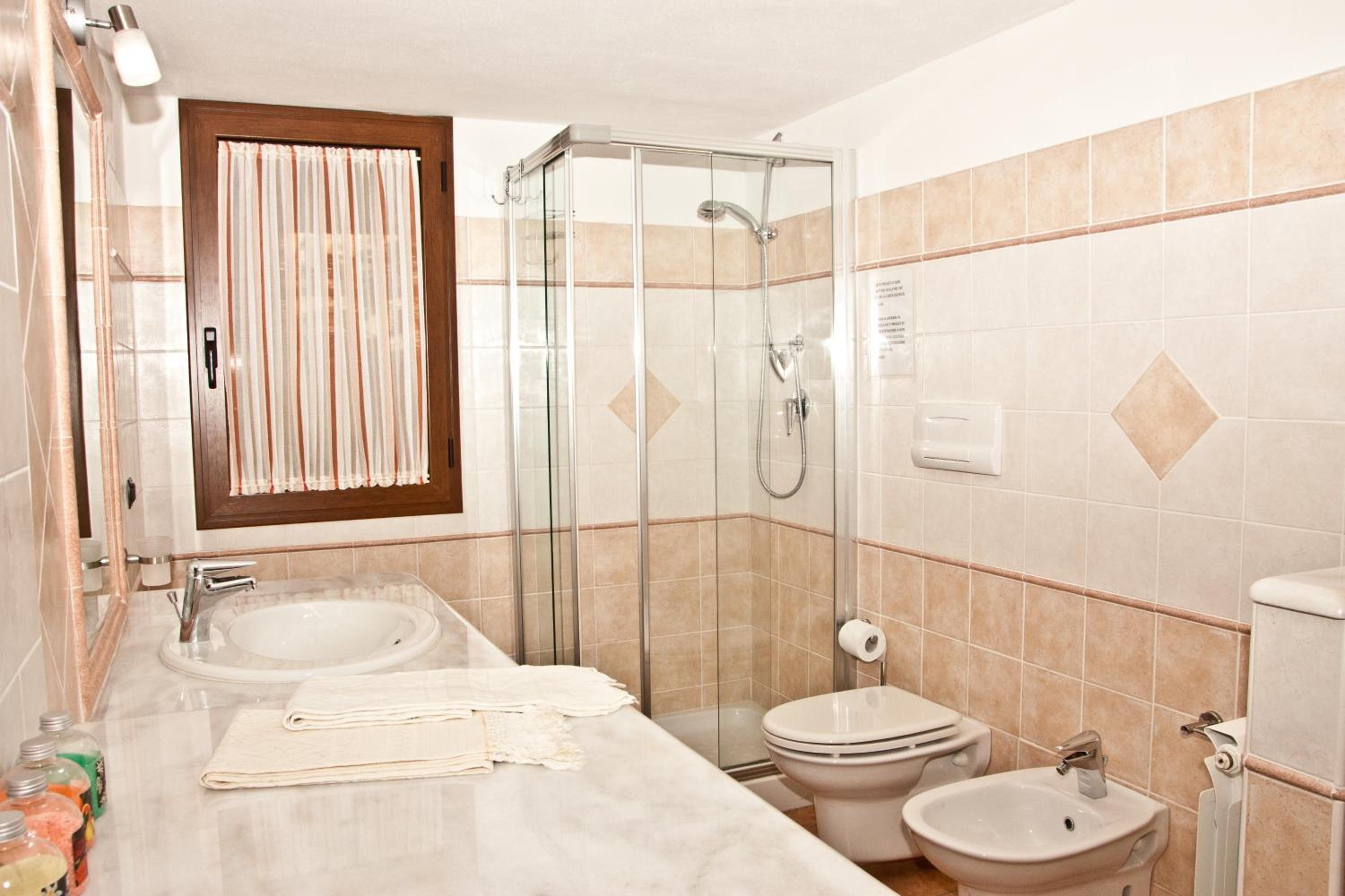 Small Double Room with Shared Bathroom