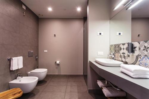 Twin Room with Balcony - Photo 1