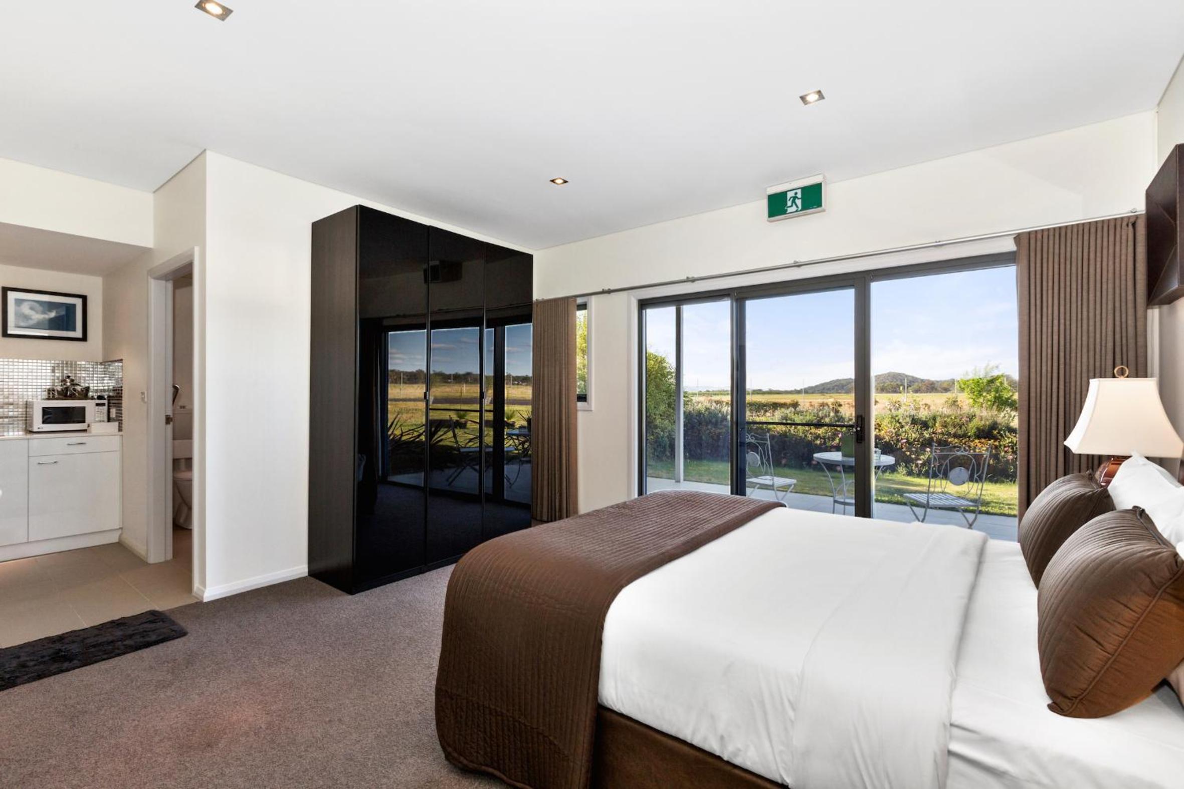Queen Room - Disability Access - Skymaster photo 3