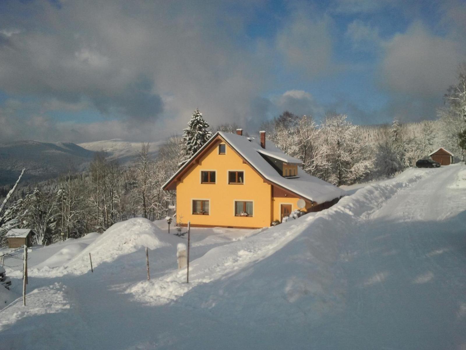 Three-Bedroom Apartment with Mountain View photo 2