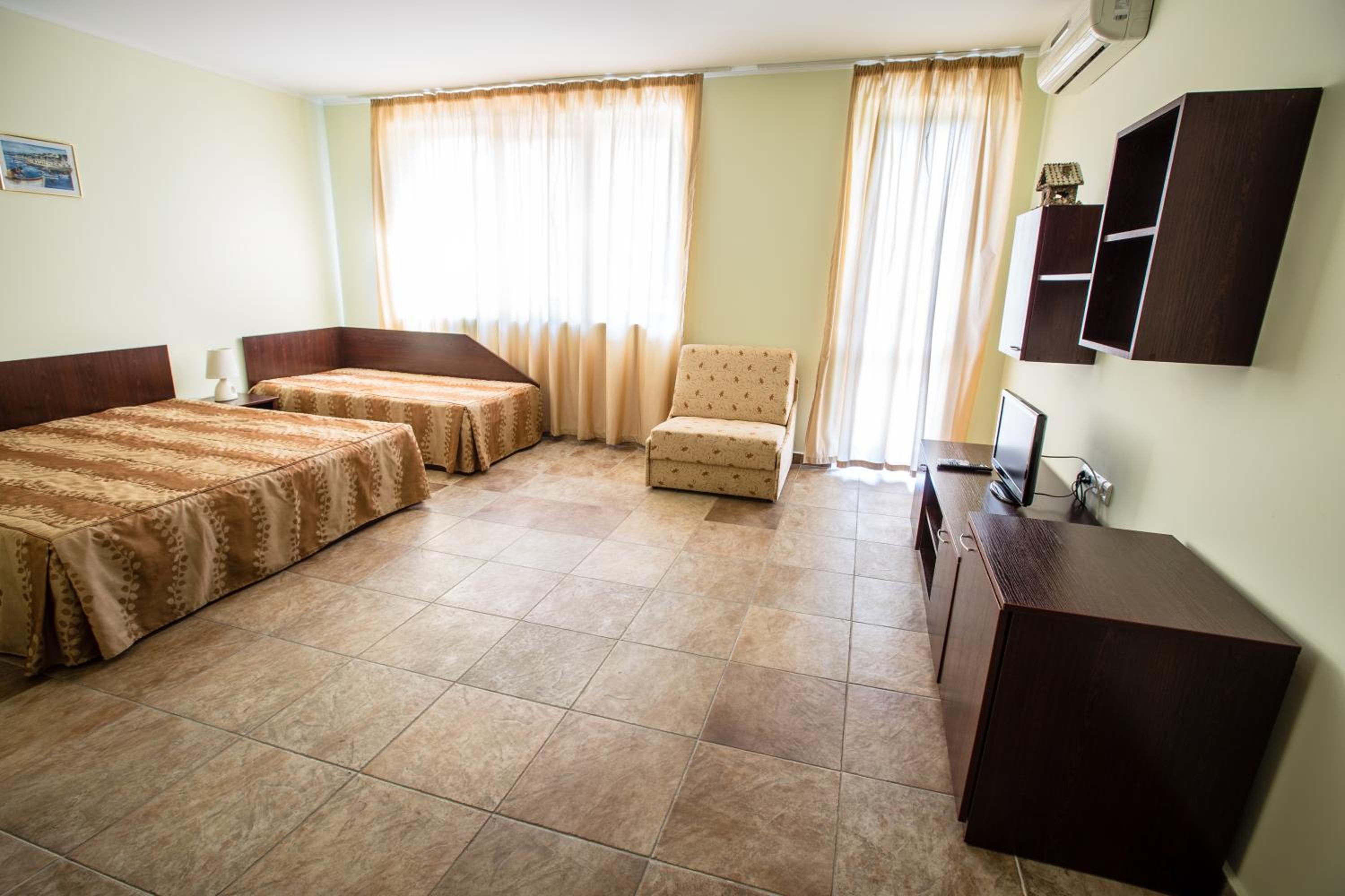 Family Studio (2 Adults + 2 Children)