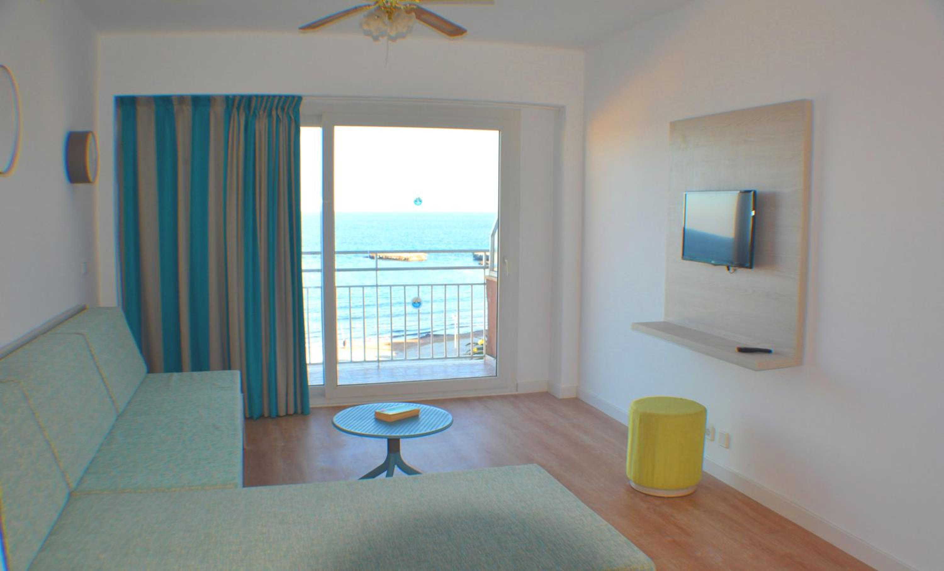 Deluxe One-Bedroom Apartment with Sea View
