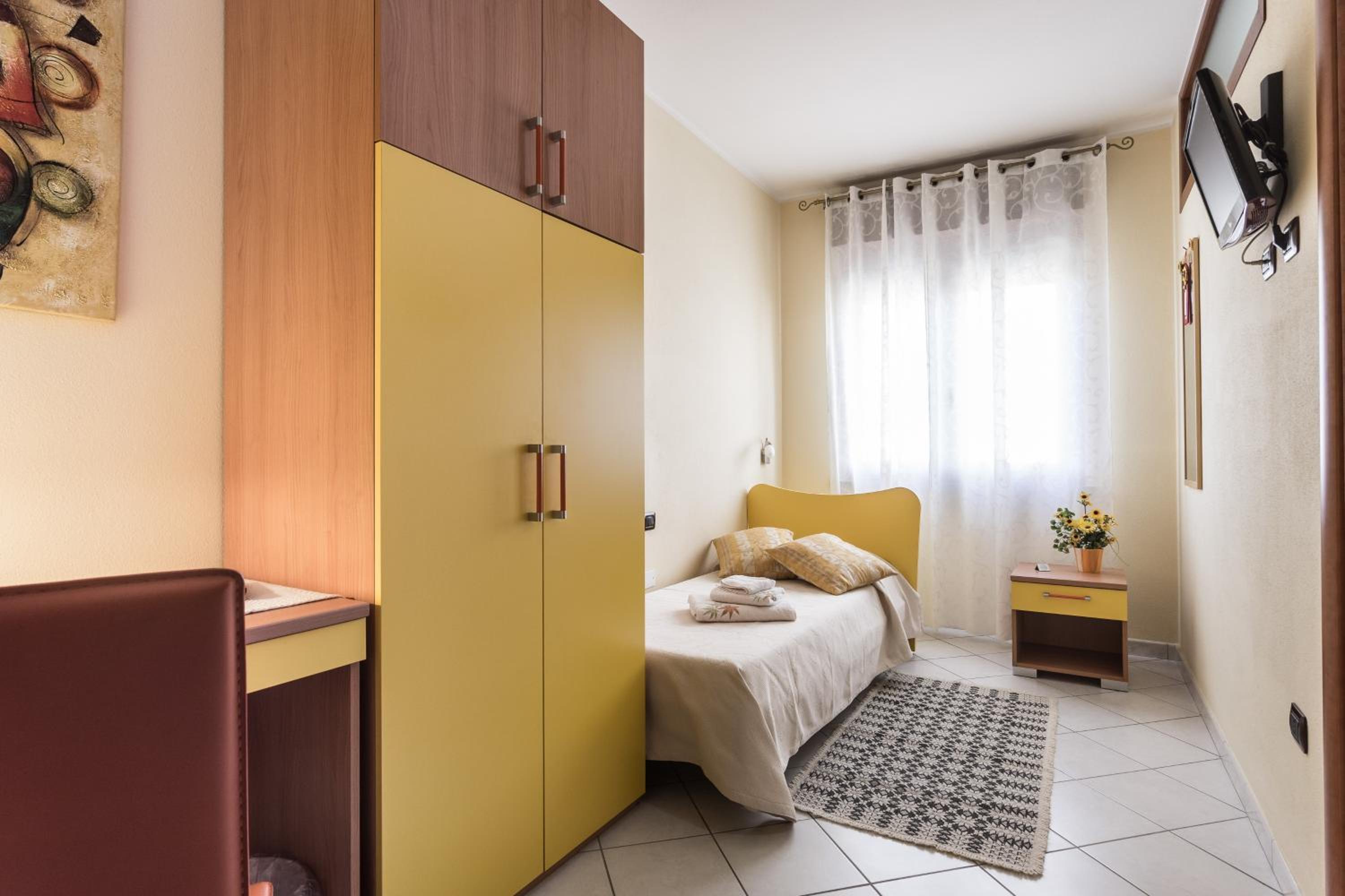 Single Room with Private Bathroom photo 2