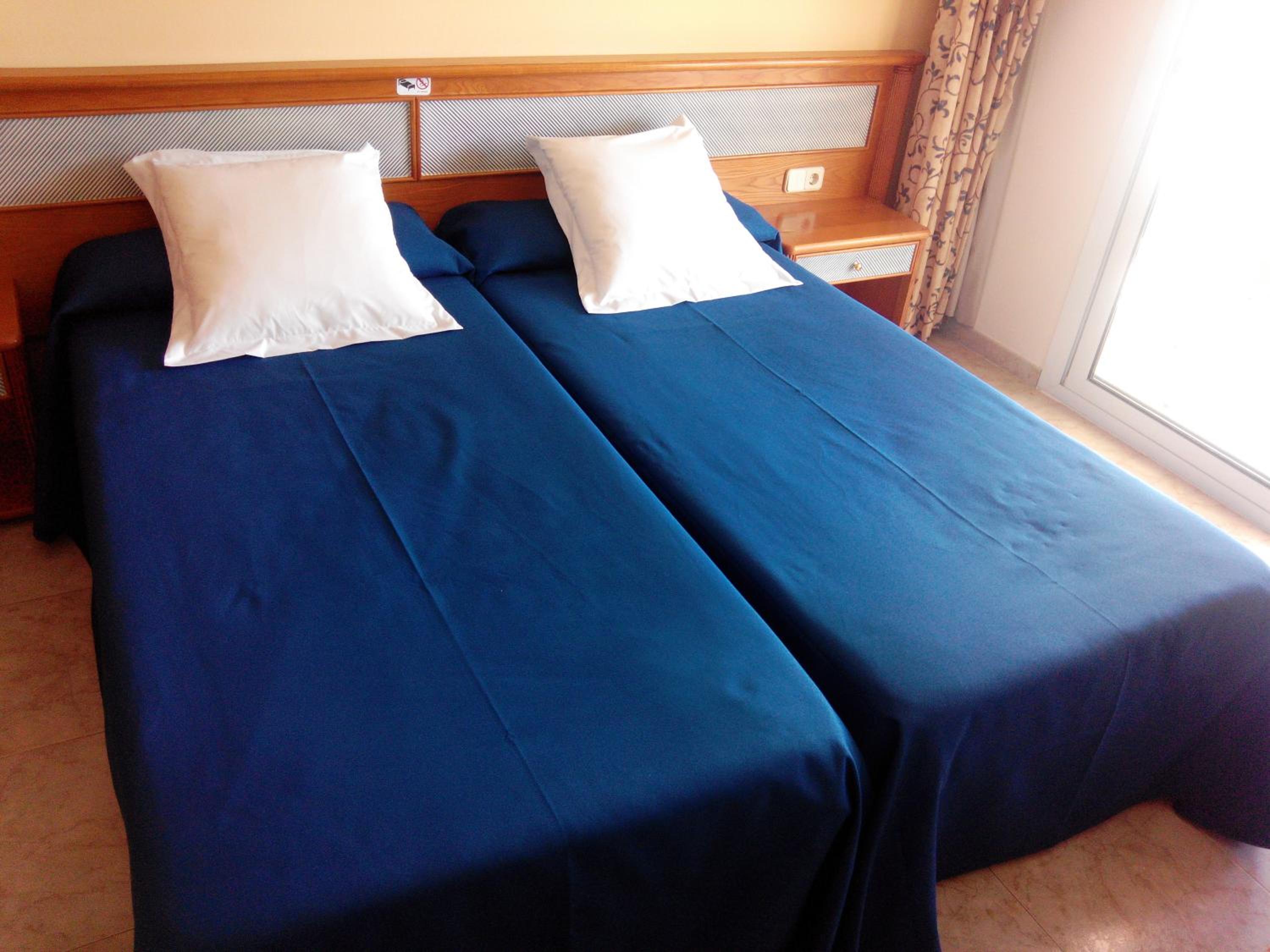 Double or Twin Room with Balcony - Photo 11