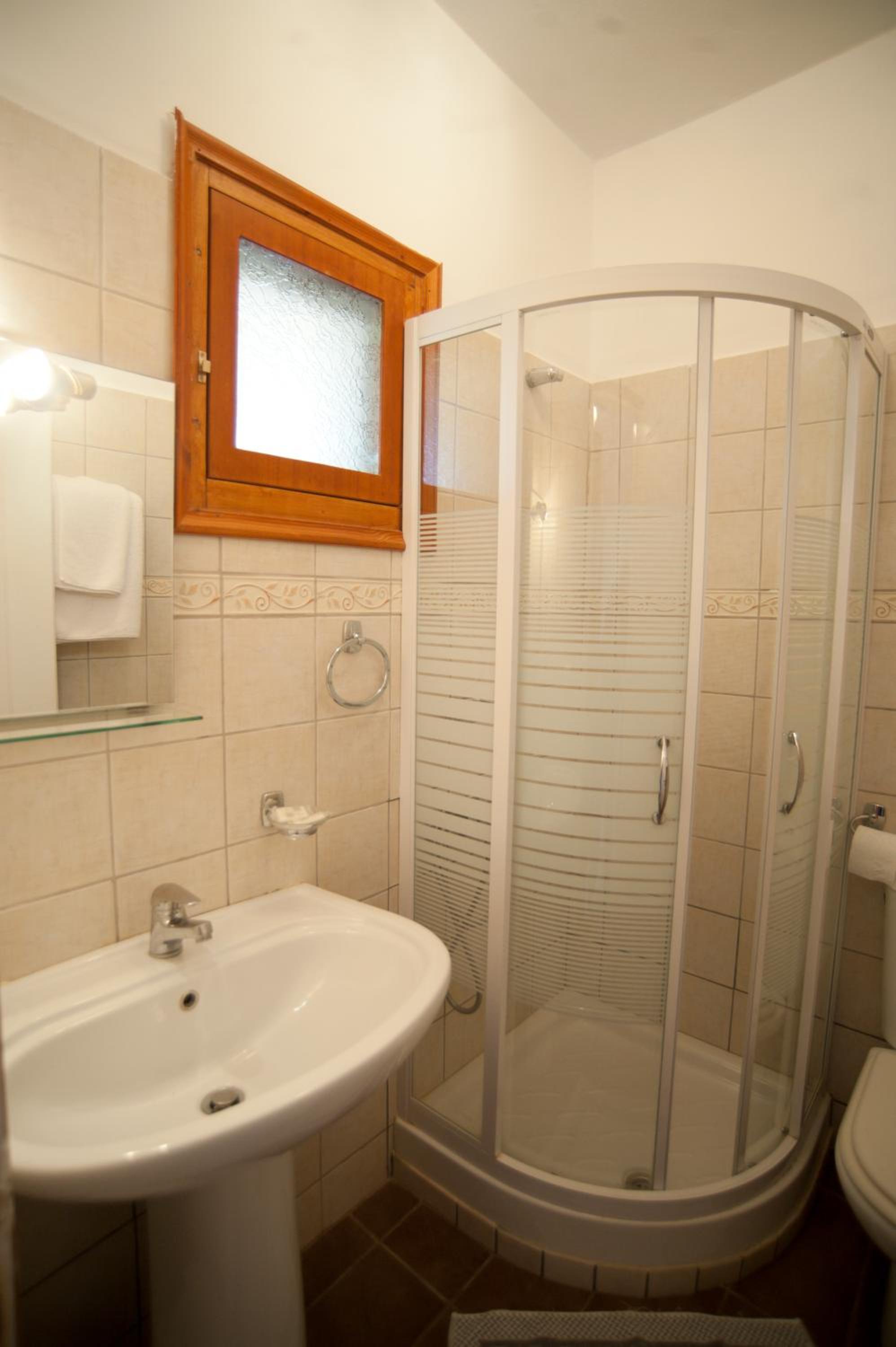 Double or Twin Room - Photo 3