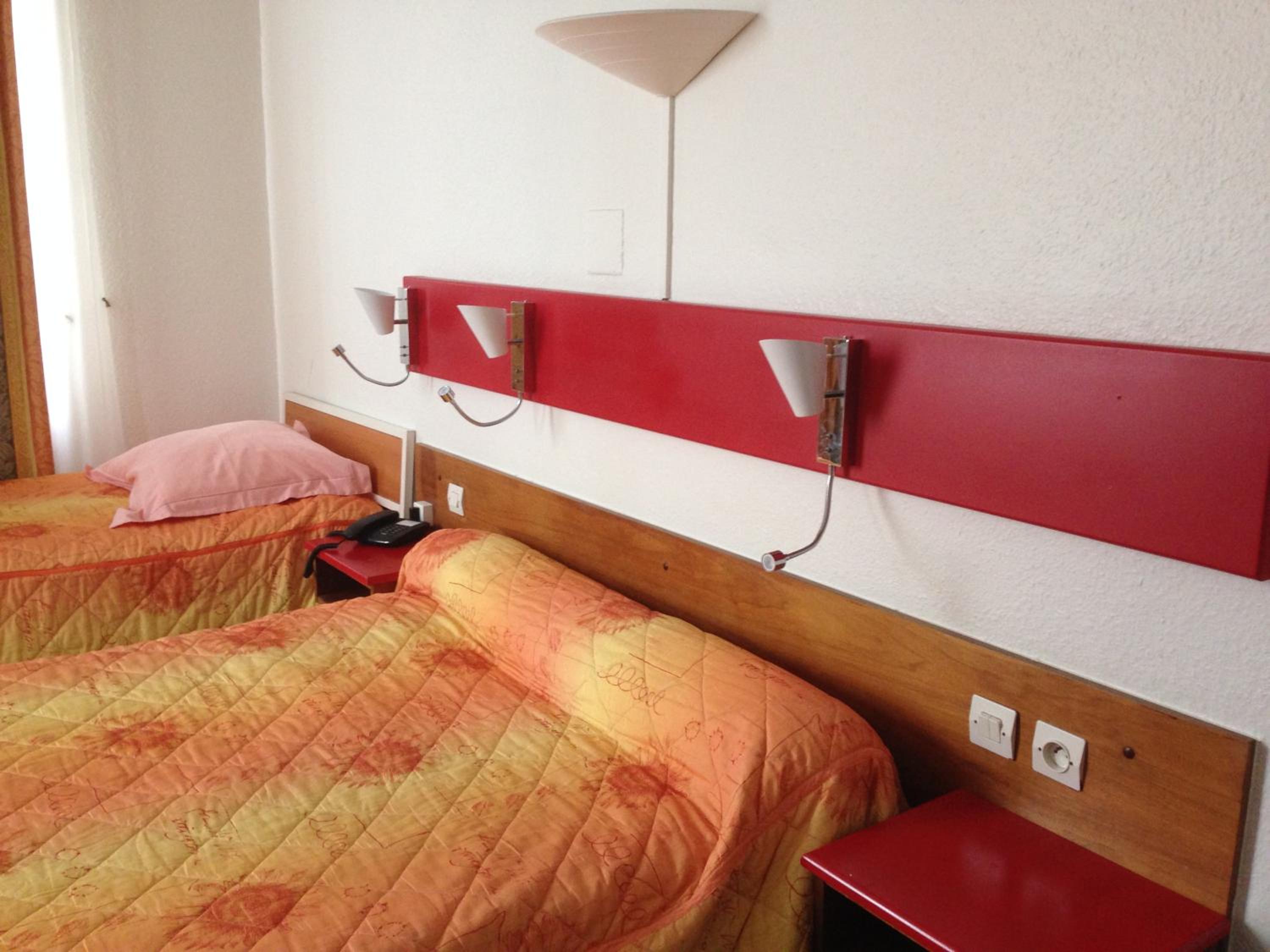 Economy Triple Room photo 2