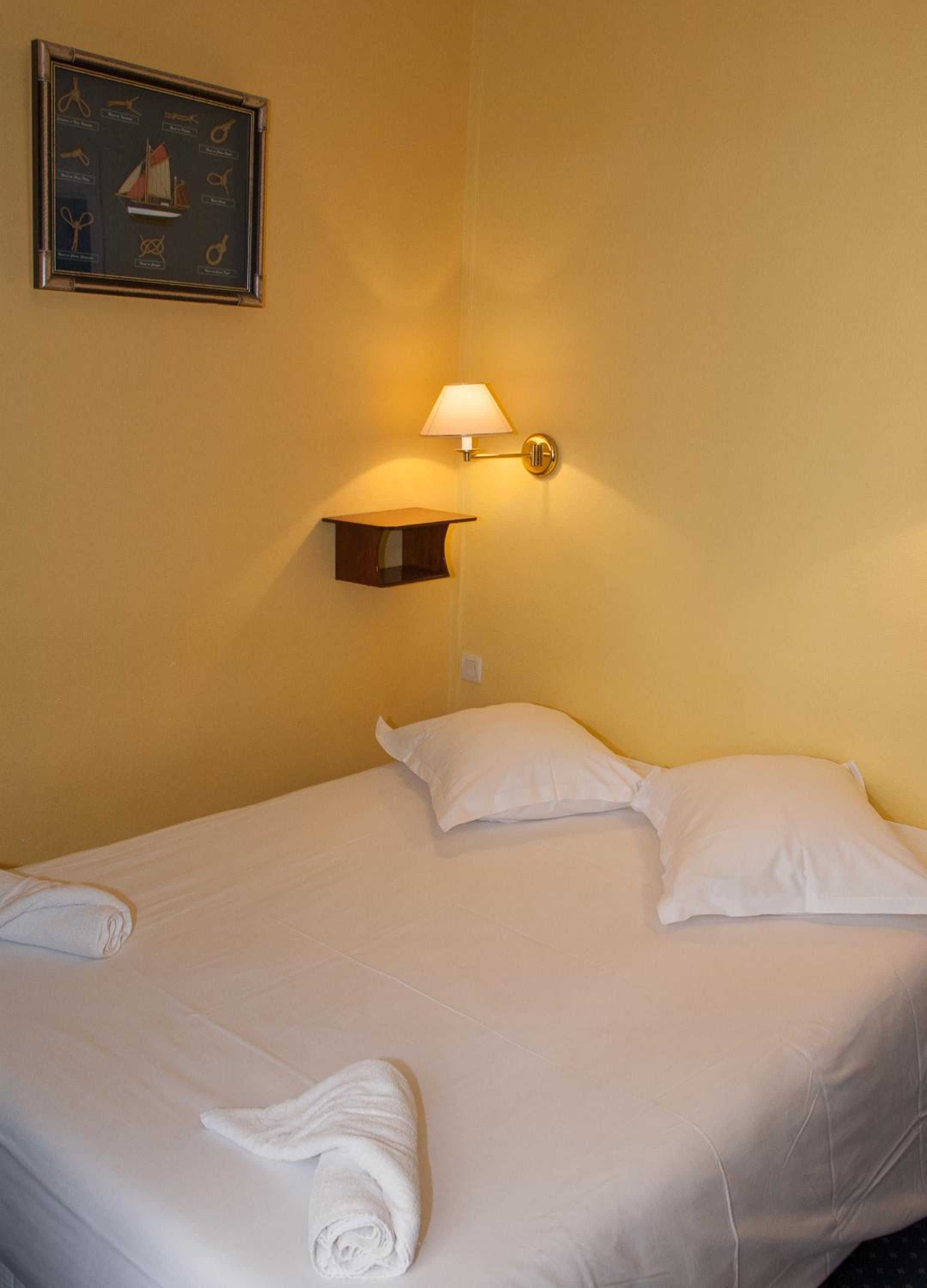 Double Room with Toilets on the Landing - Photo 3