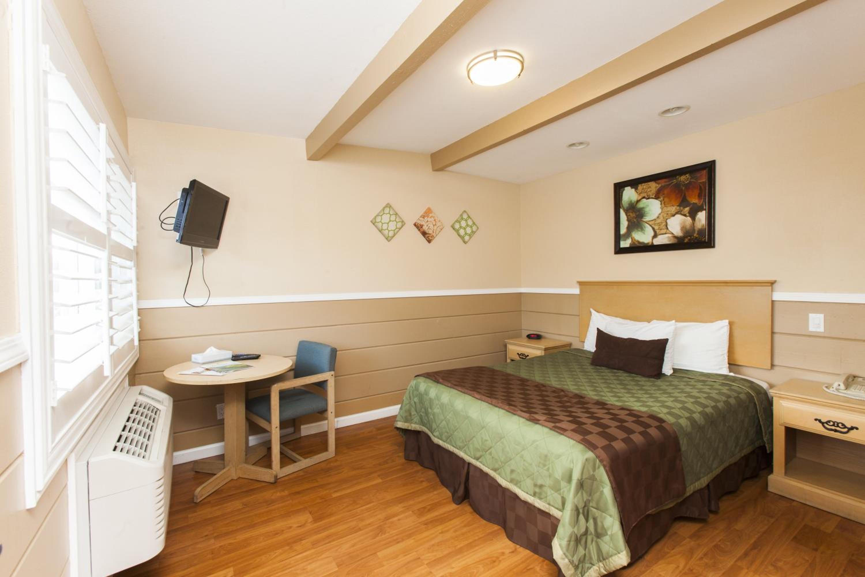 Queen Room photo 2