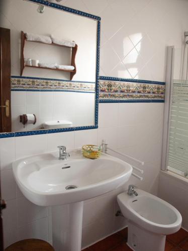 Economy Double Room no extra bed/cot photo 3