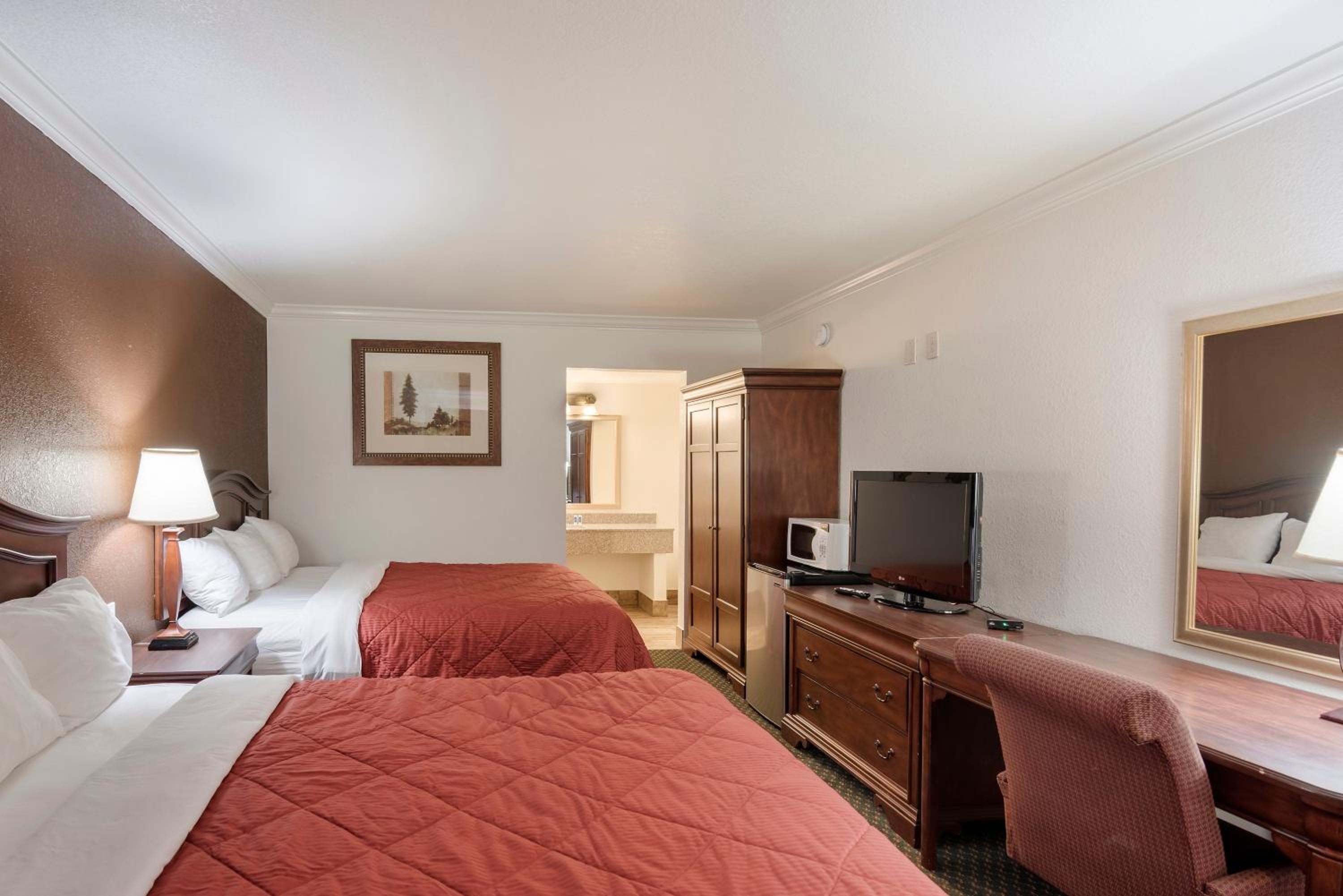 Queen Room with Two Queen Beds - Non-Smoking photo 1