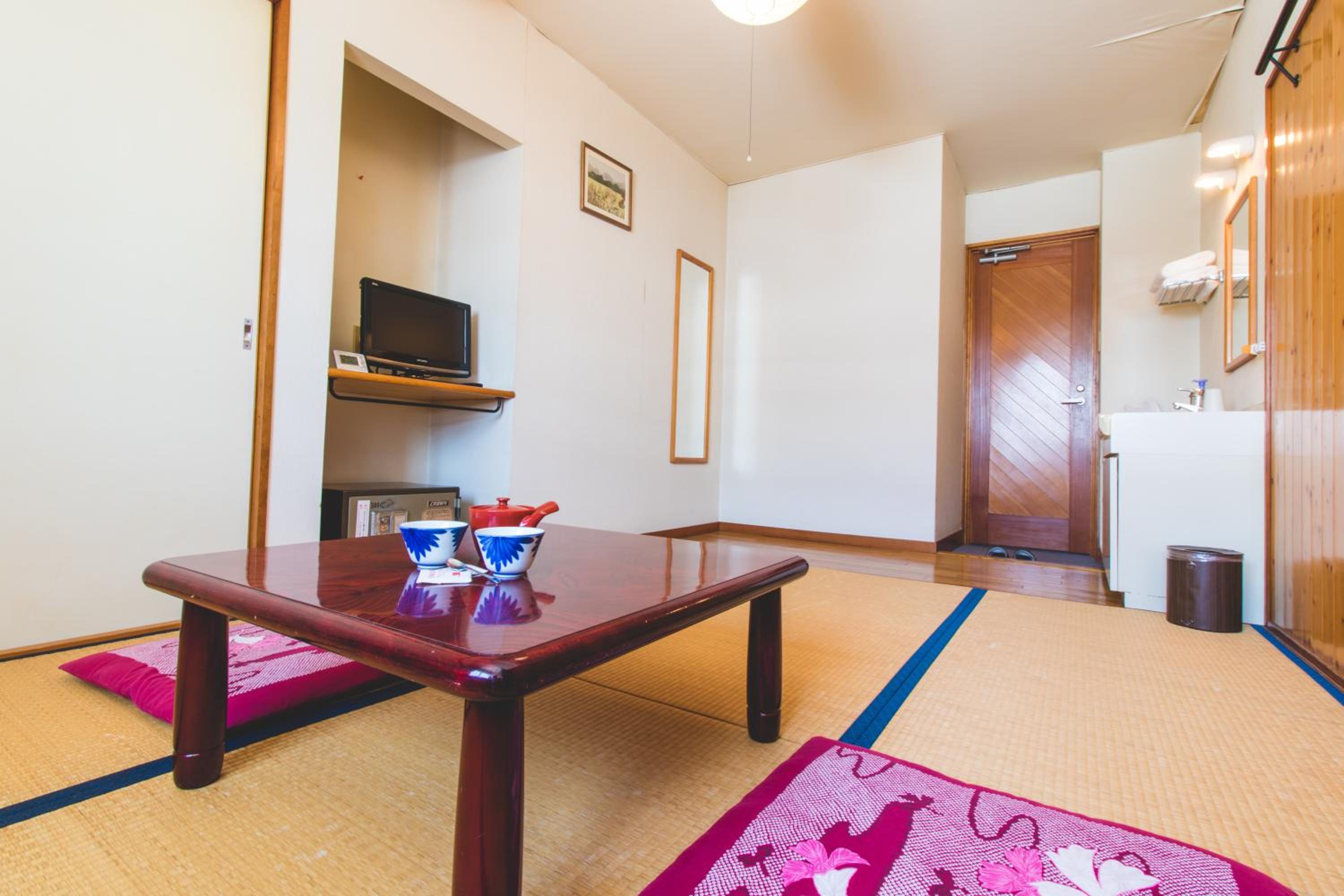 Japanese-Style Twin Room with Shared Bathroom and Mountain View photo 3