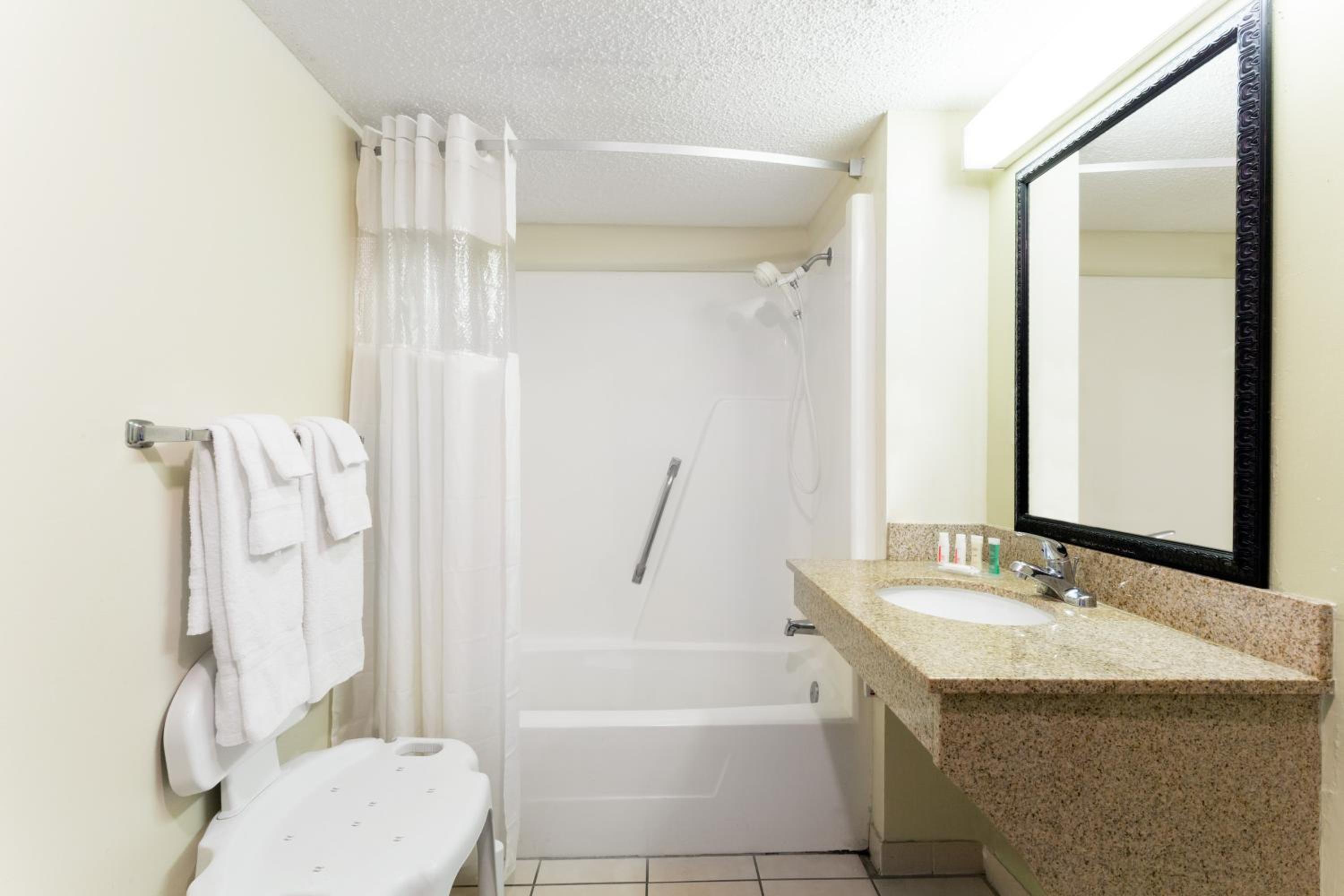 Double Room with Two Double Beds and Bath Tub - Mobility/Hearing Accessible - Non-Smoking photo 2