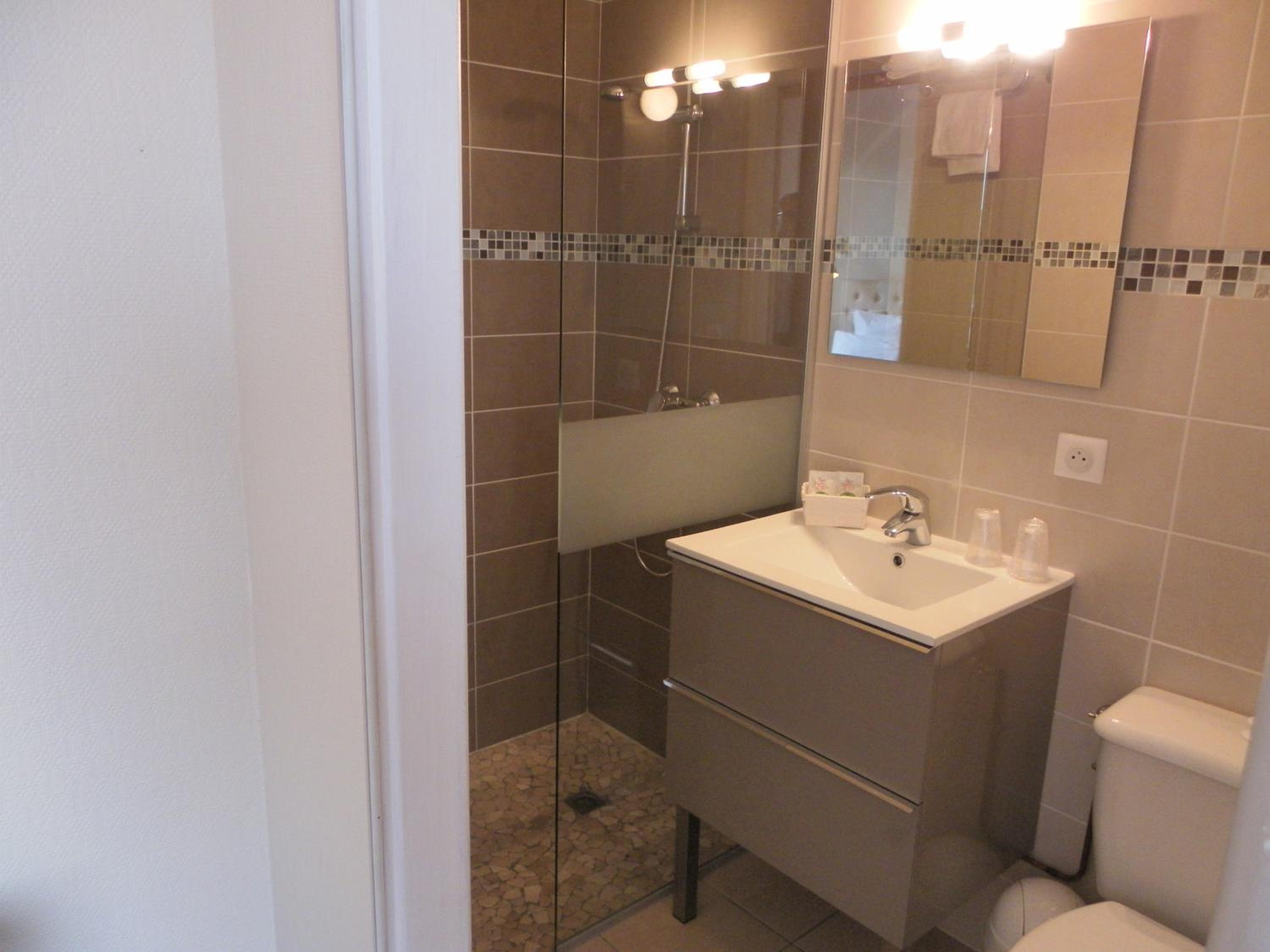 Double Room with Balcony - Photo 8