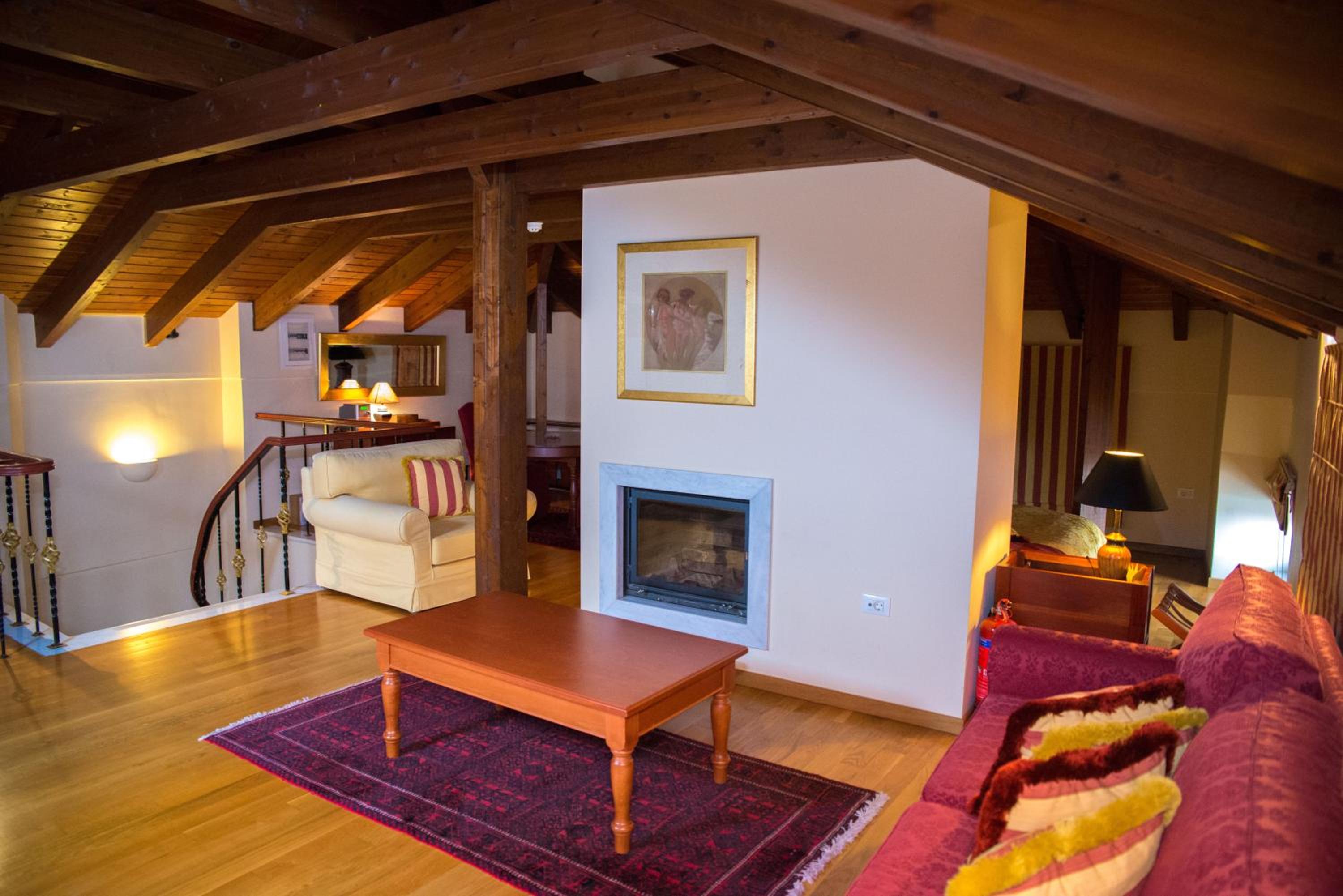 Family Studio Attic with Fireplace photo 3