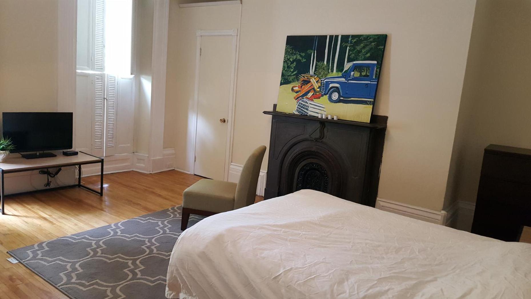 Queen Suite With Shared Bathroom photo 2