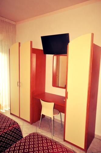 Triple Room with Balcony and Lateral Sea View photo 2