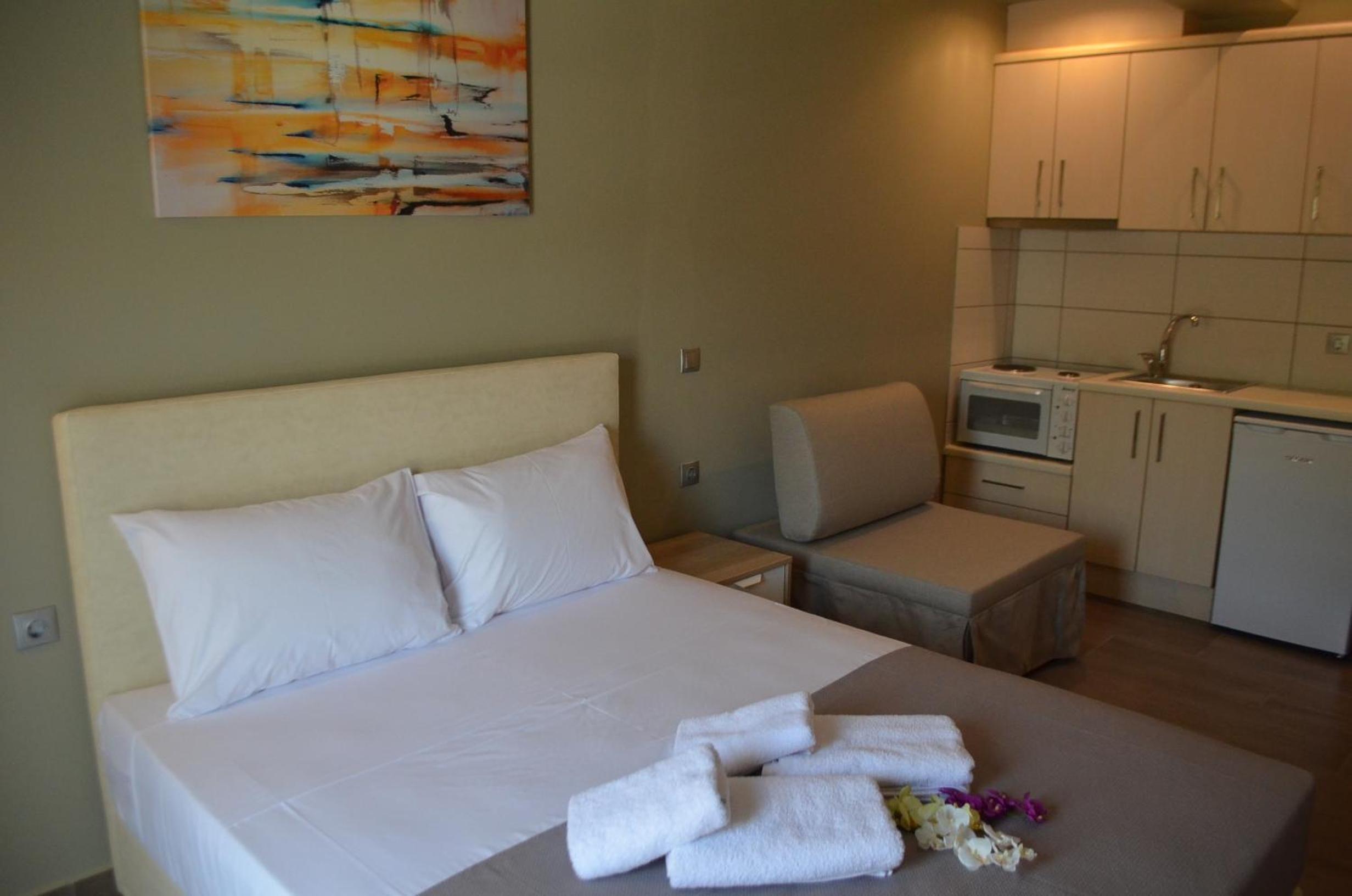 Double Room with Balcony - Photo 9