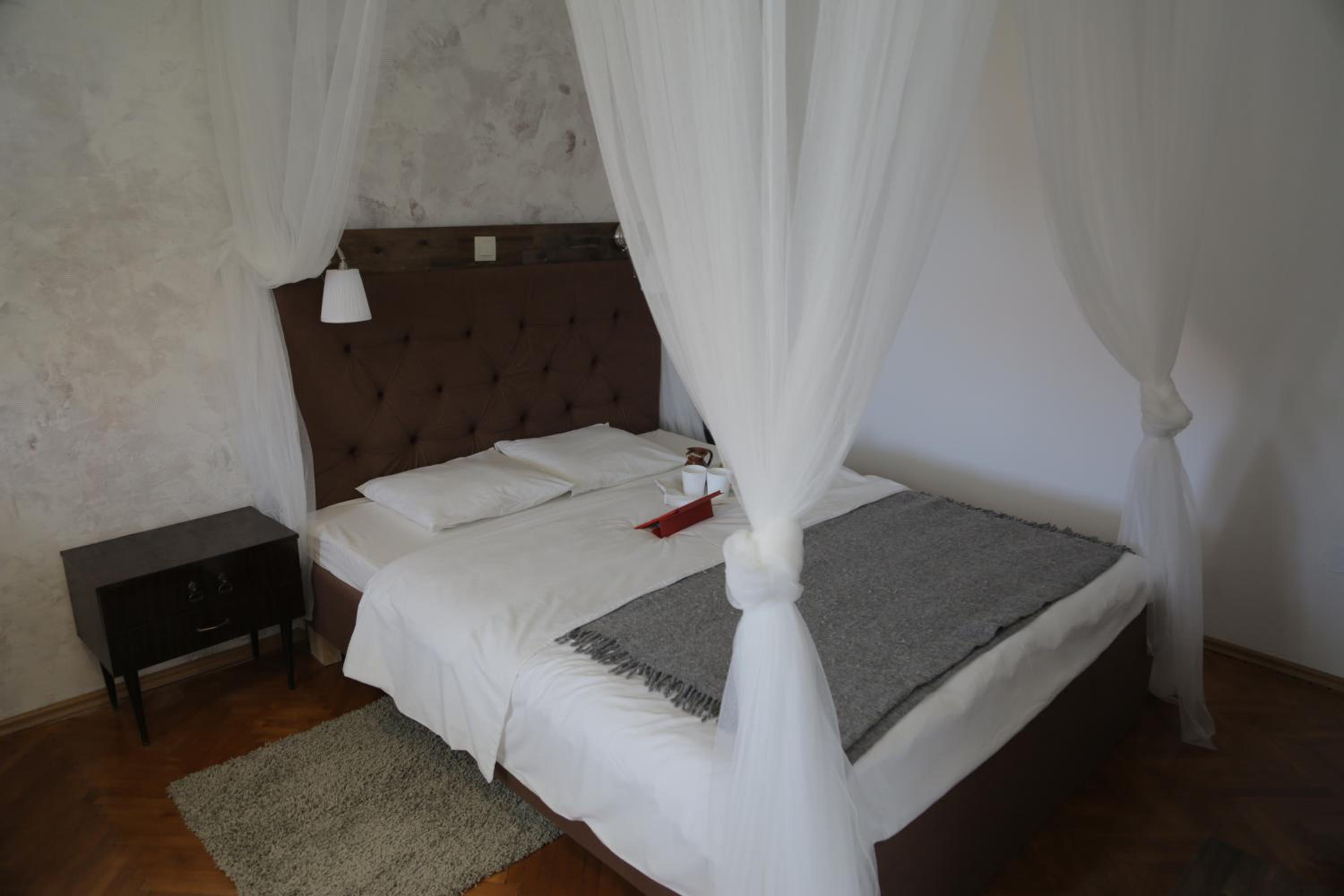 Deluxe Queen Room - Photo 10