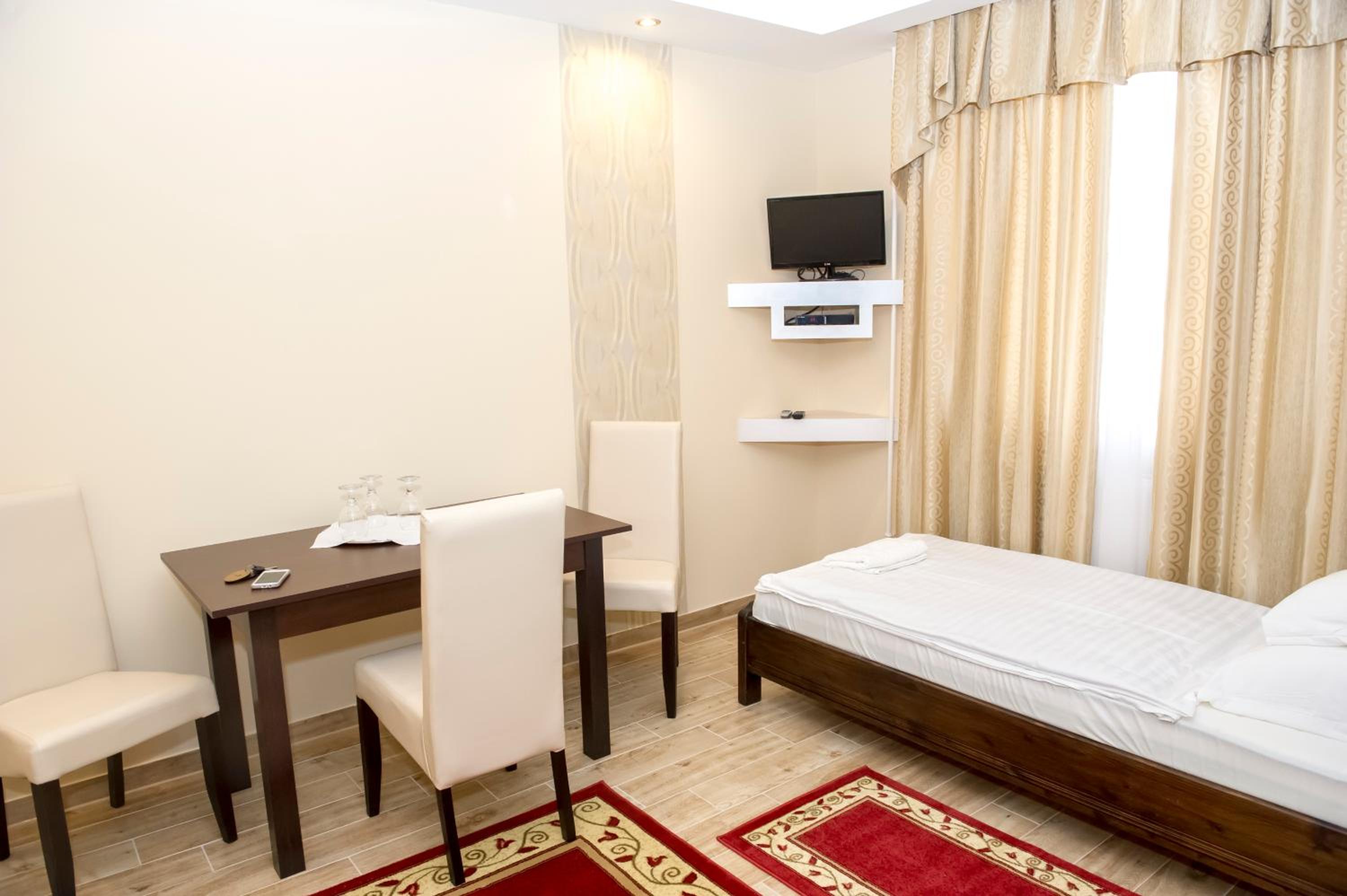 Deluxe King Room - Photo 2
