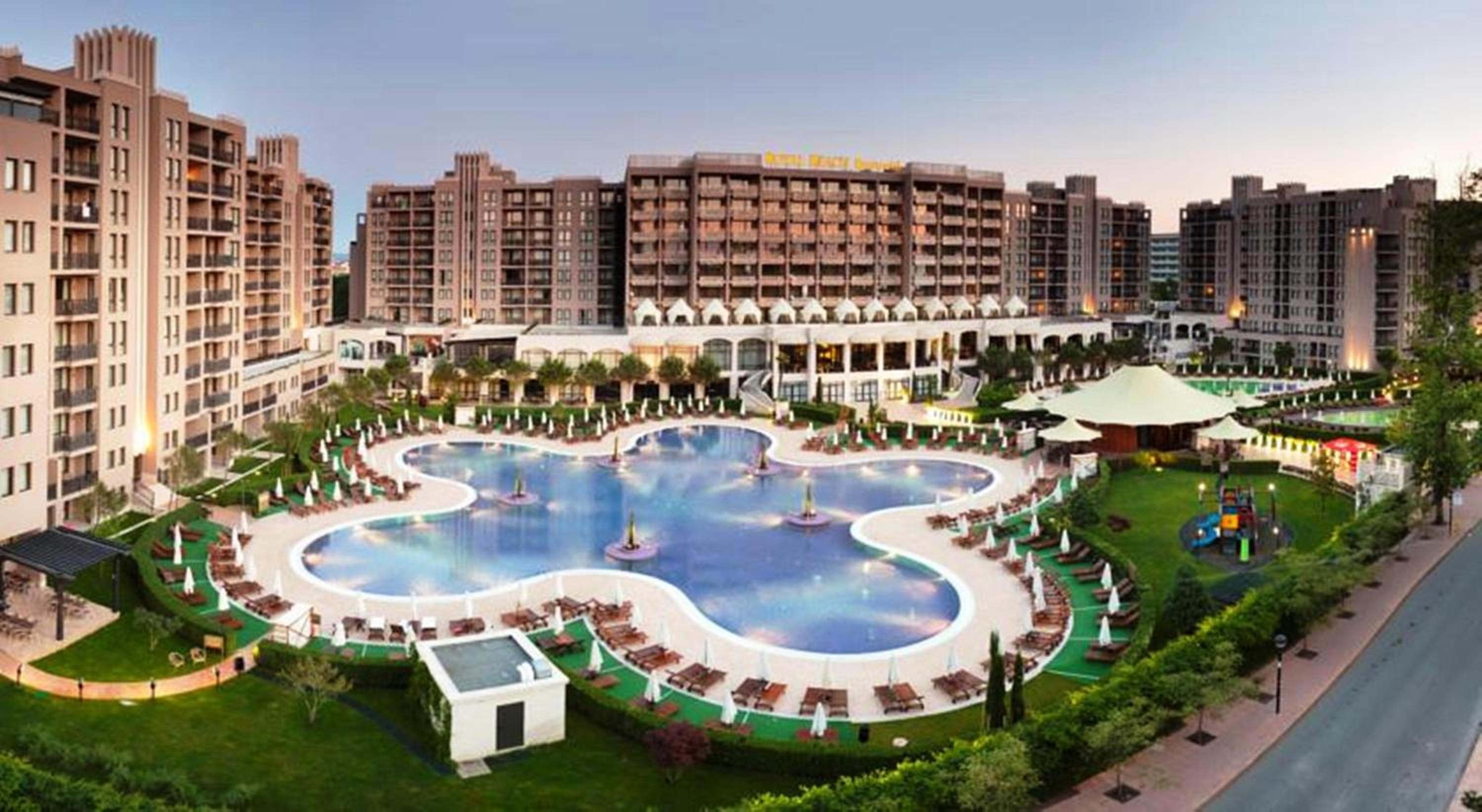 Deluxe One-Bedroom Apartment with Pool View