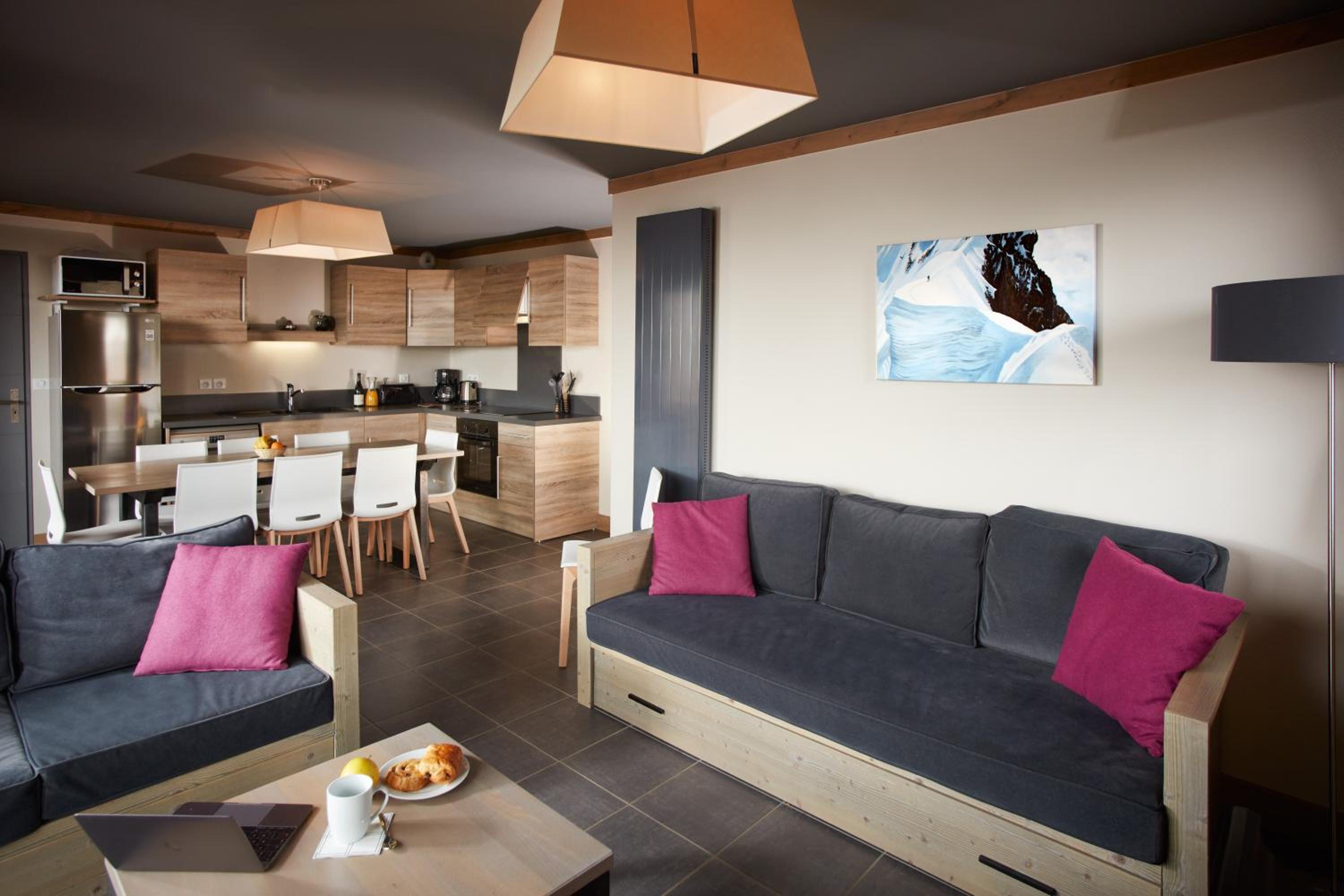 Four-Bedroom Apartment with Spa Access ( 10 Adults)