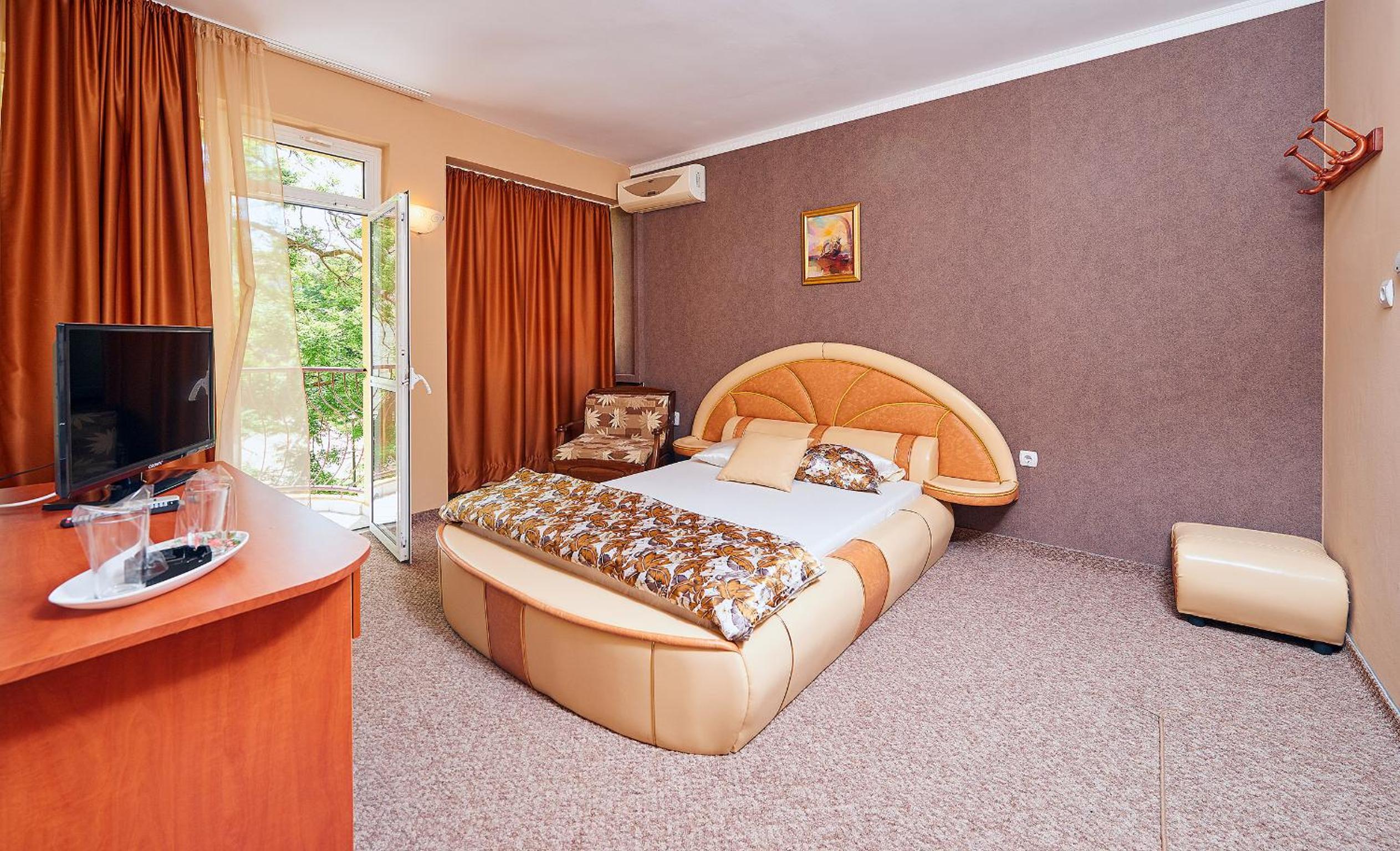 Double Room with Balcony - Photo 5