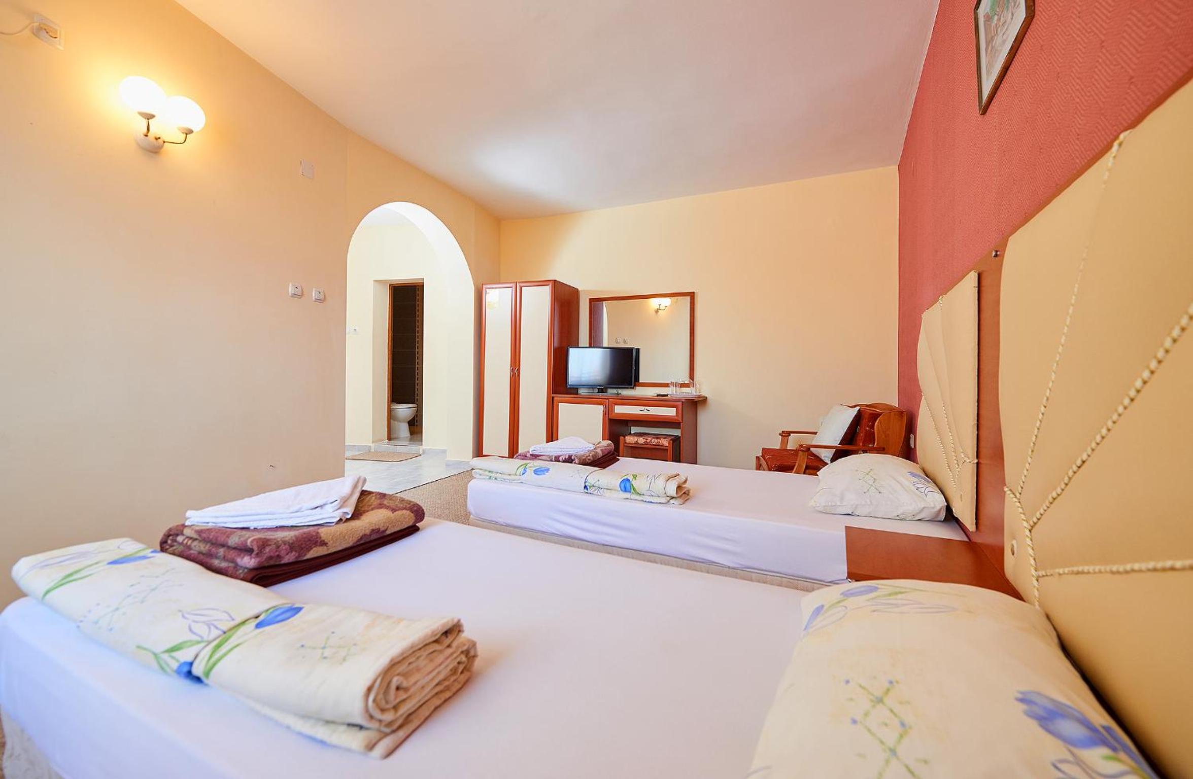 Double Room with Balcony - Photo 10