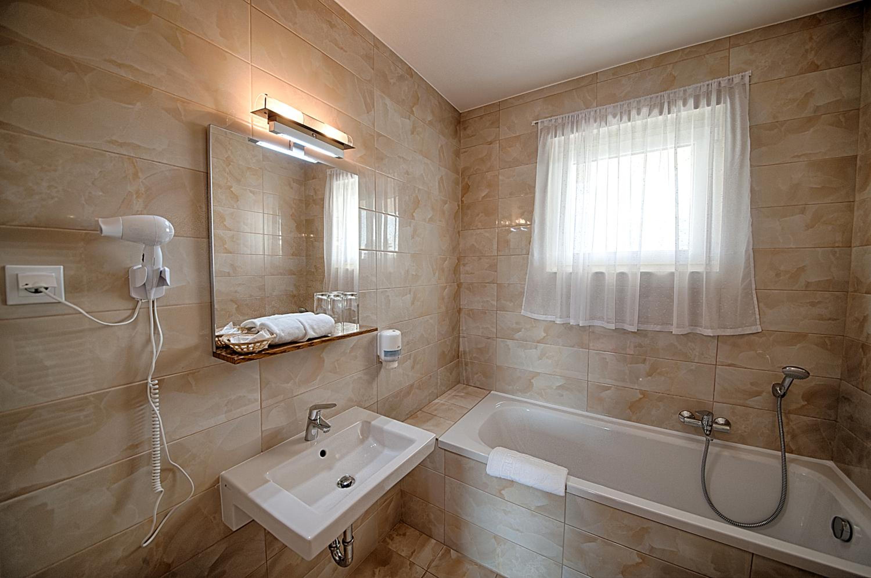 Superior Double Room with Balcony - Photo 9