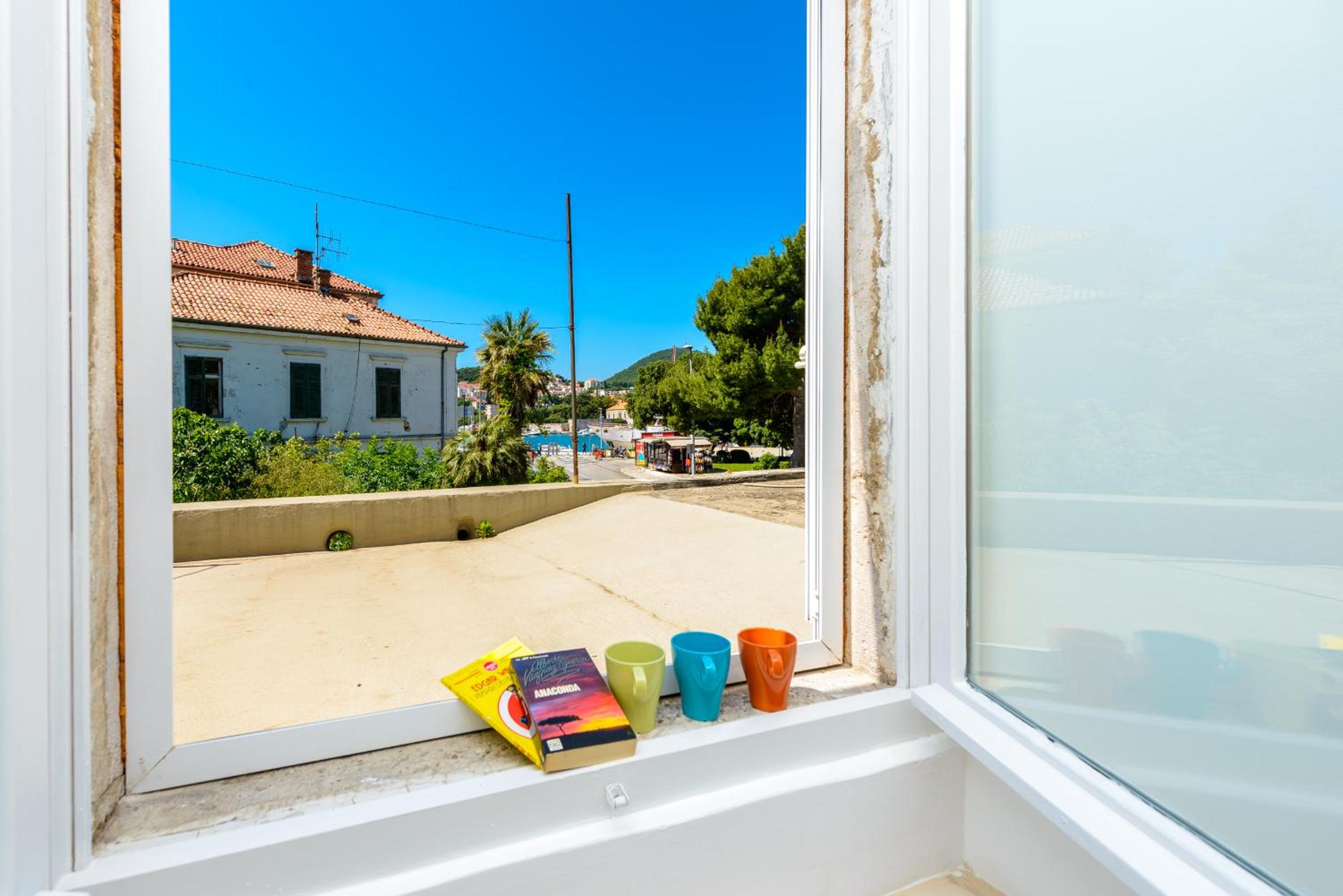 Bed in 6-Bed Mixed Dormitory Room with Sea View