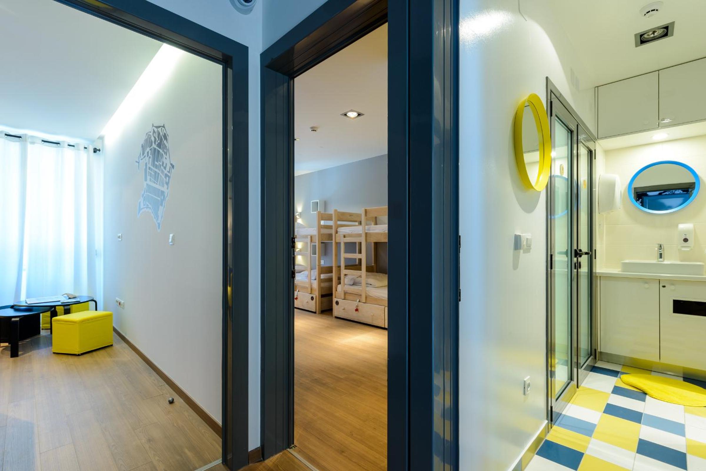Bunk Bed in 6-Bed Dormitory Room with City View