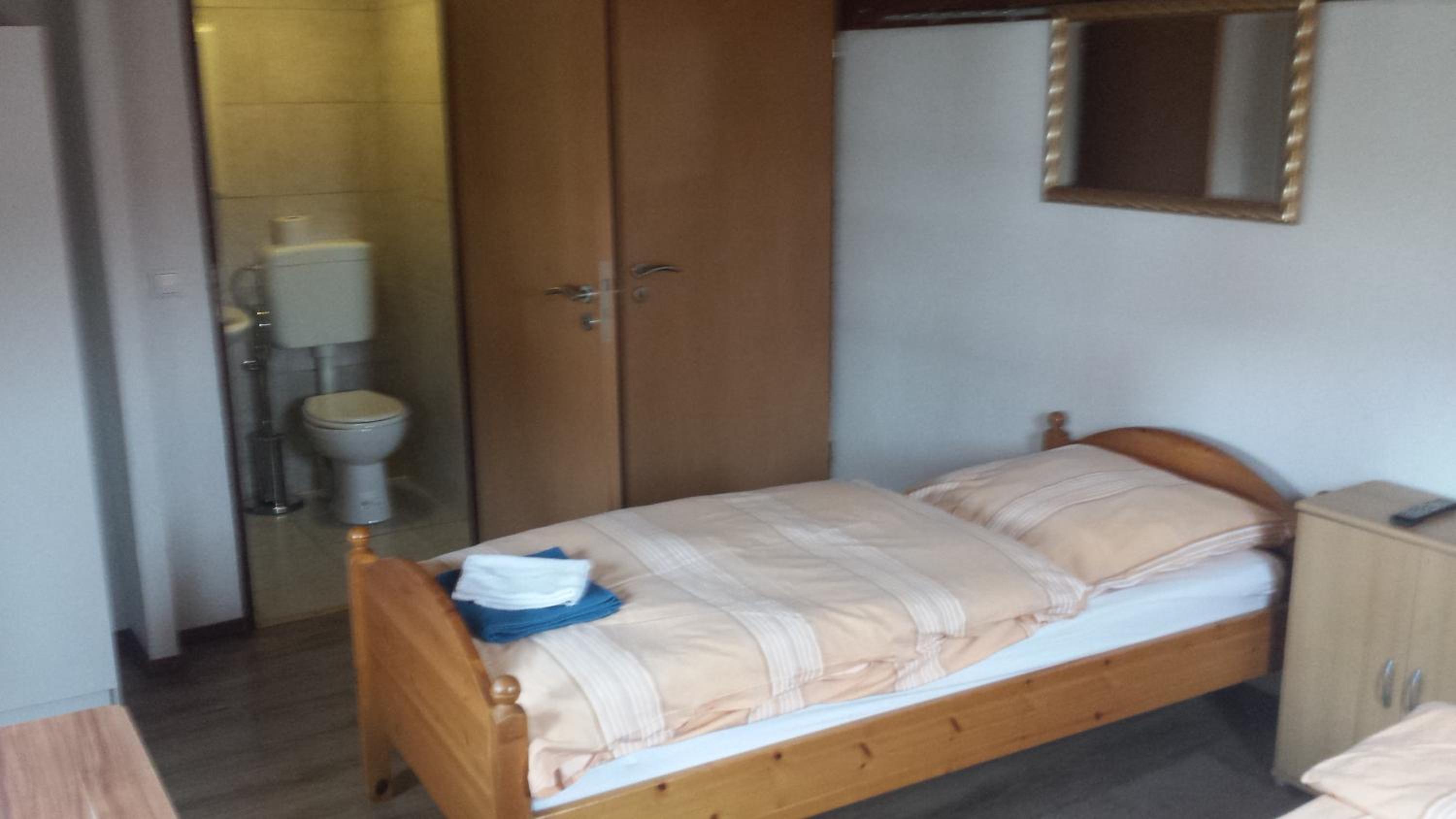 Twin Room with Shower - Photo 3