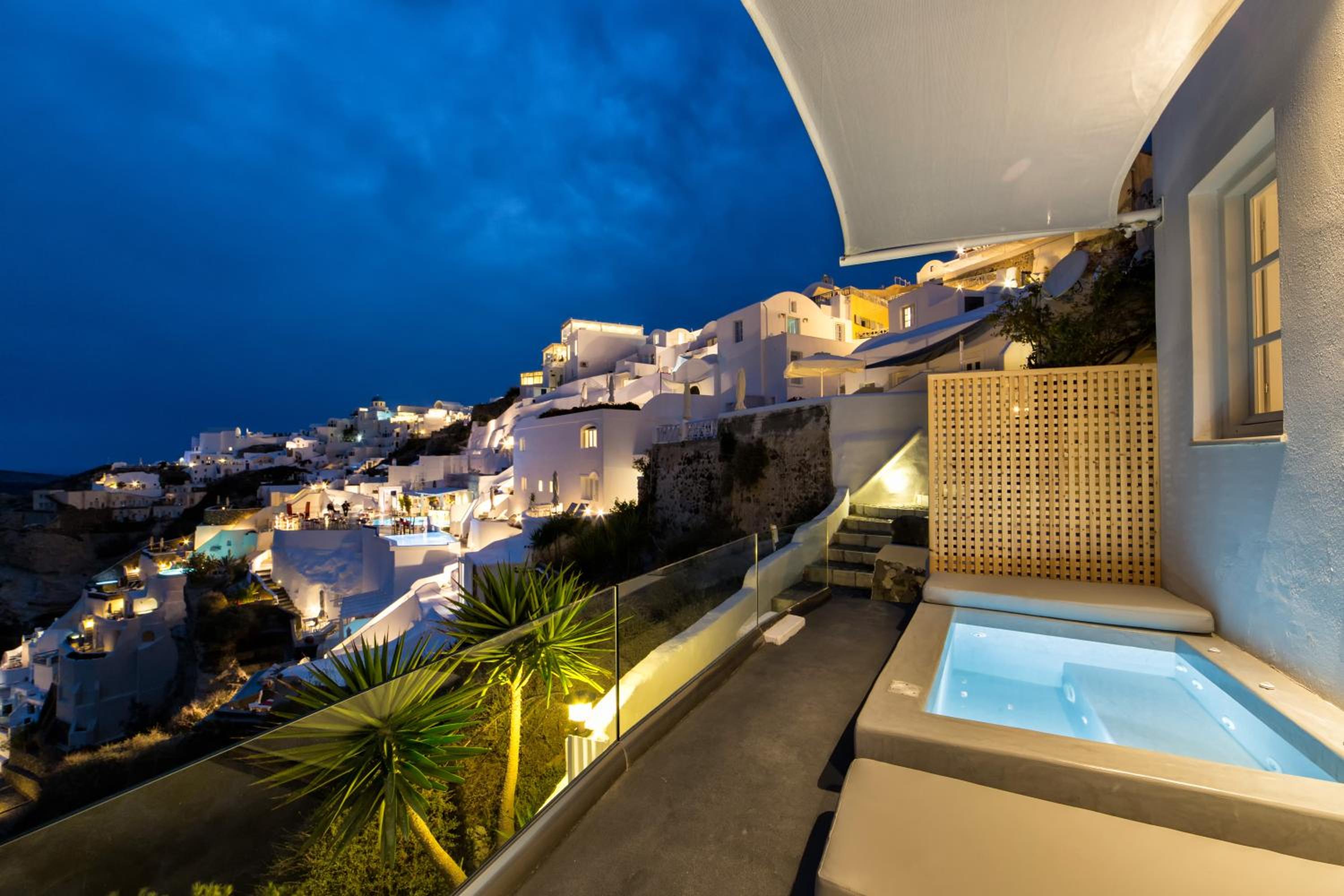 Superior Suite with Outdoor Hot tub and Caldera View photo 3