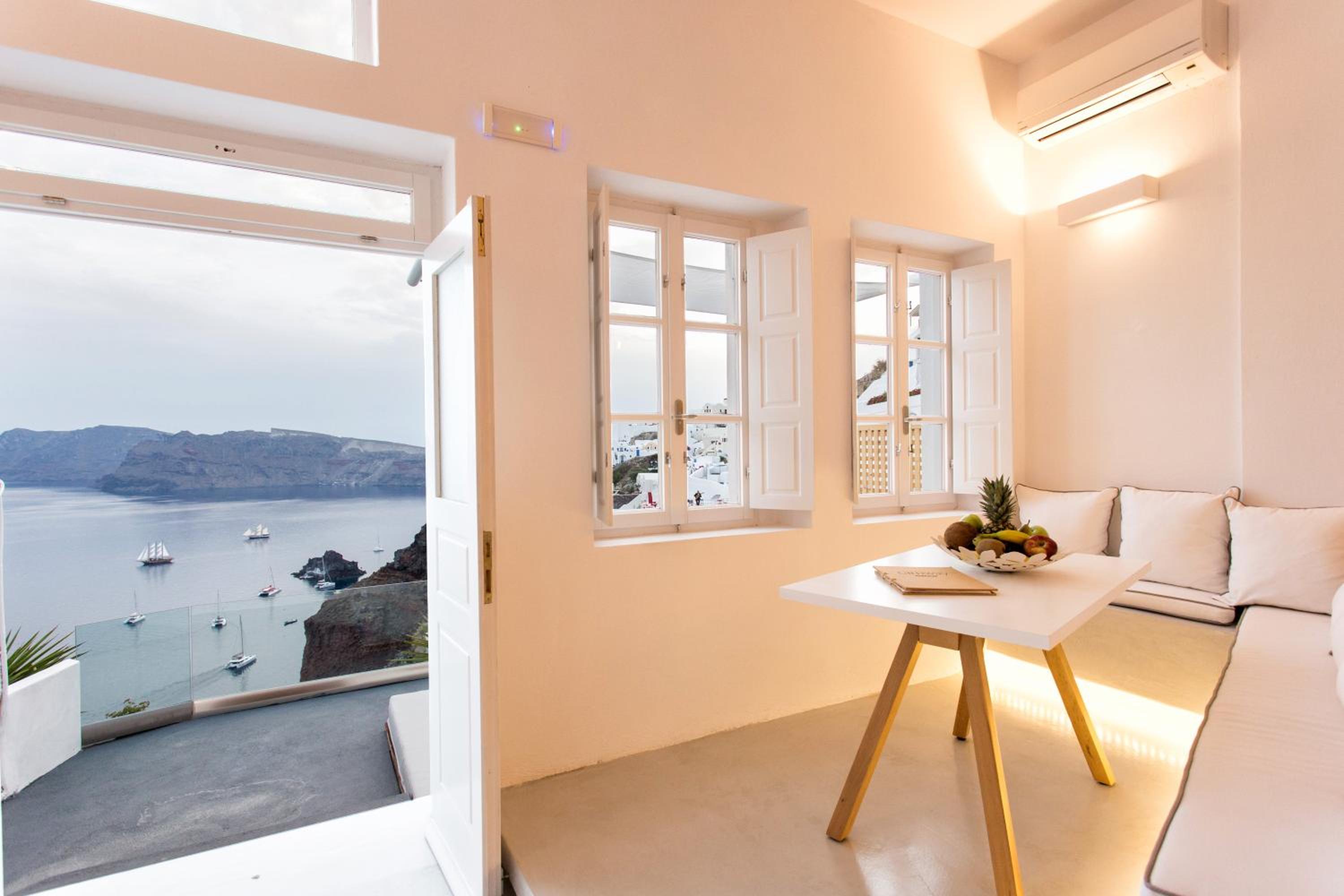 Superior Suite with Outdoor Hot tub and Caldera View