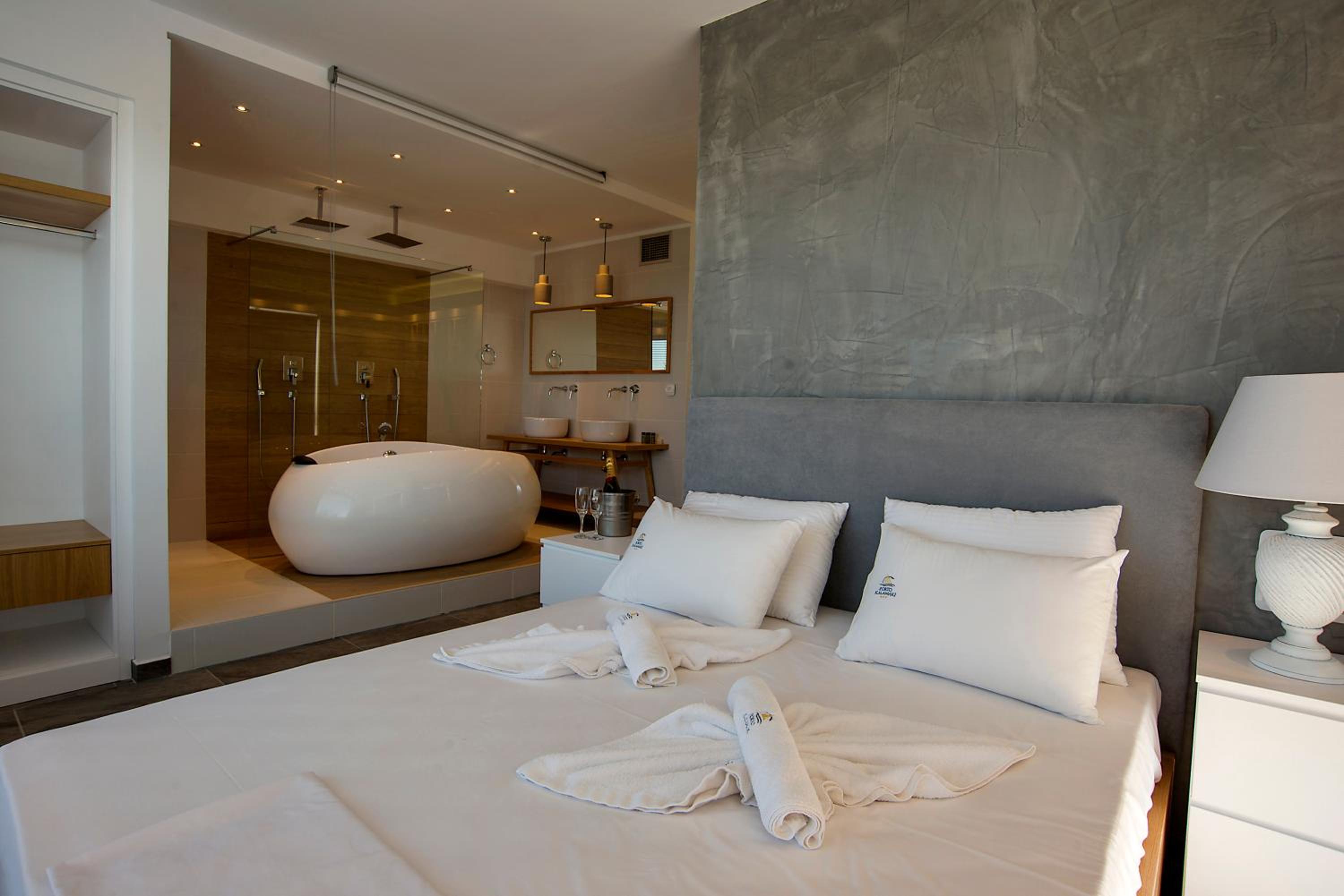 Deluxe Sea View Suite & Spa Bath