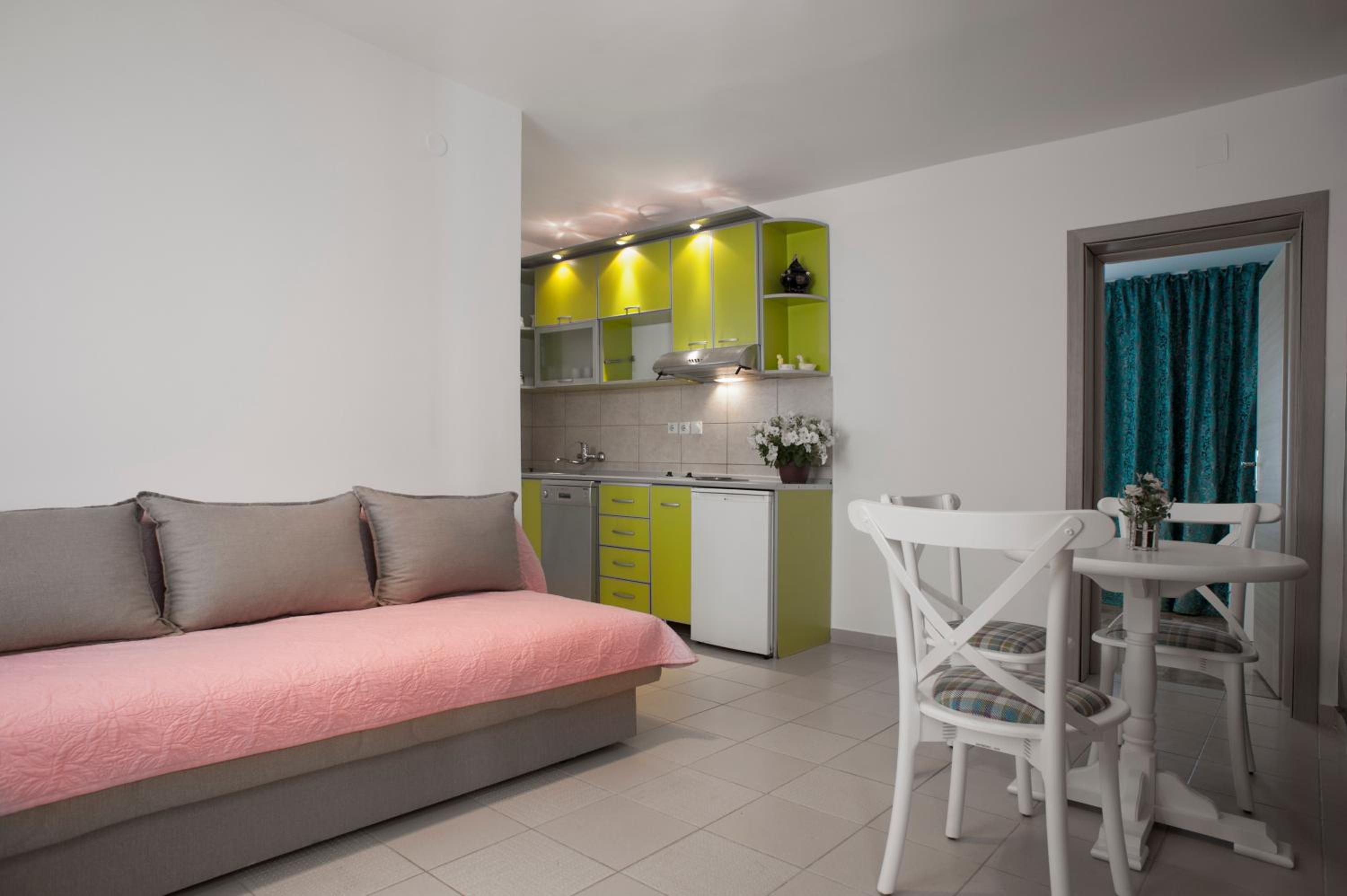 One-Bedroom Apartment with Terrace and Sea View photo 2