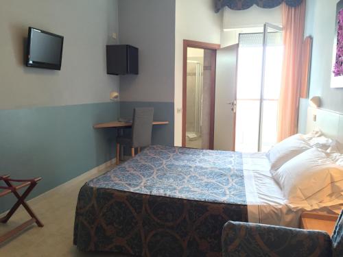 Double or Twin Room with City View photo 3