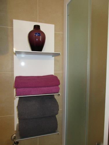 Apartment with Balcony and Sea View - Photo 23