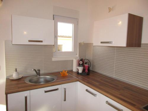 Apartment with Balcony and Sea View - Photo 30