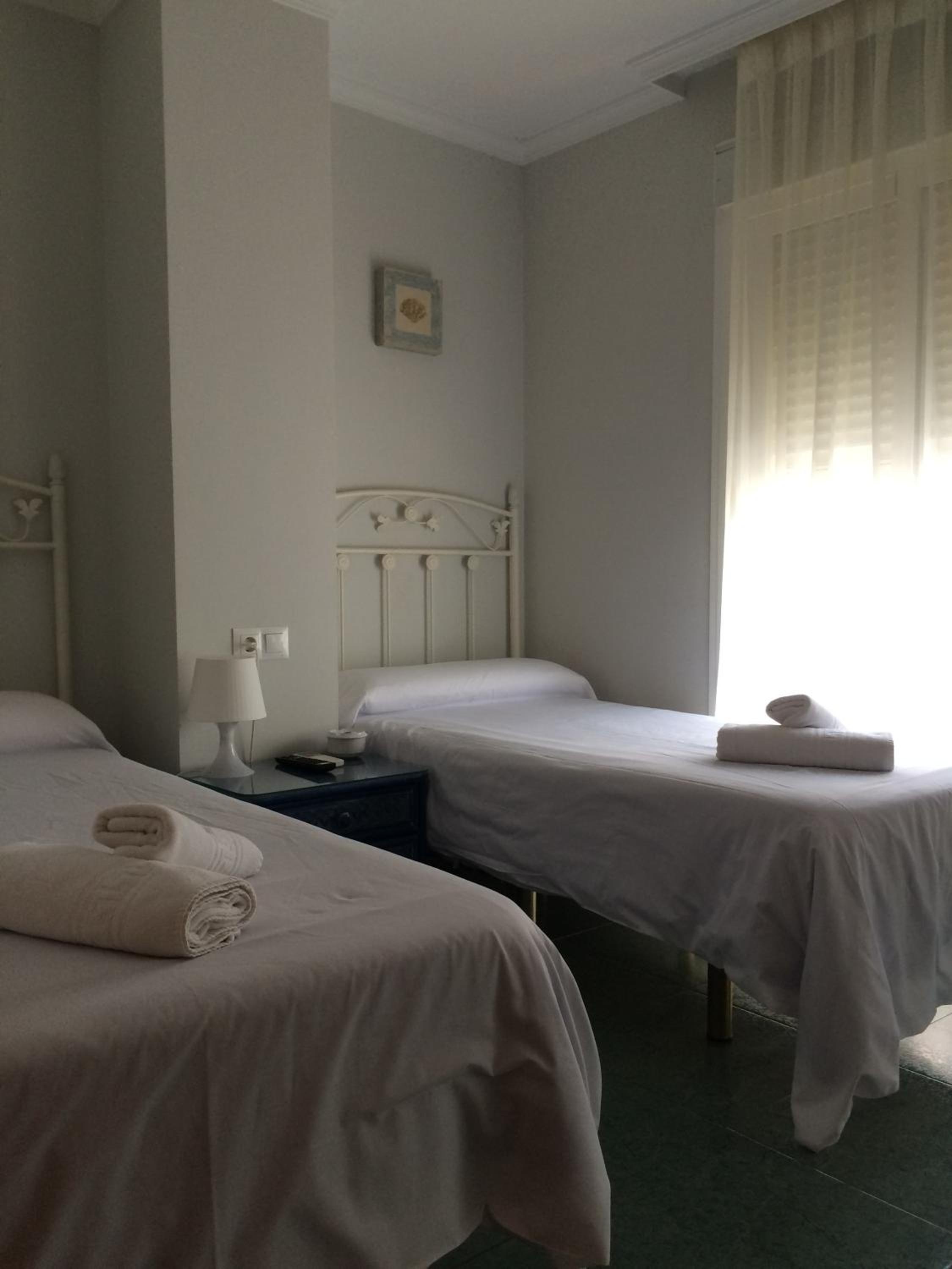 Standard Twin Room - Photo 3