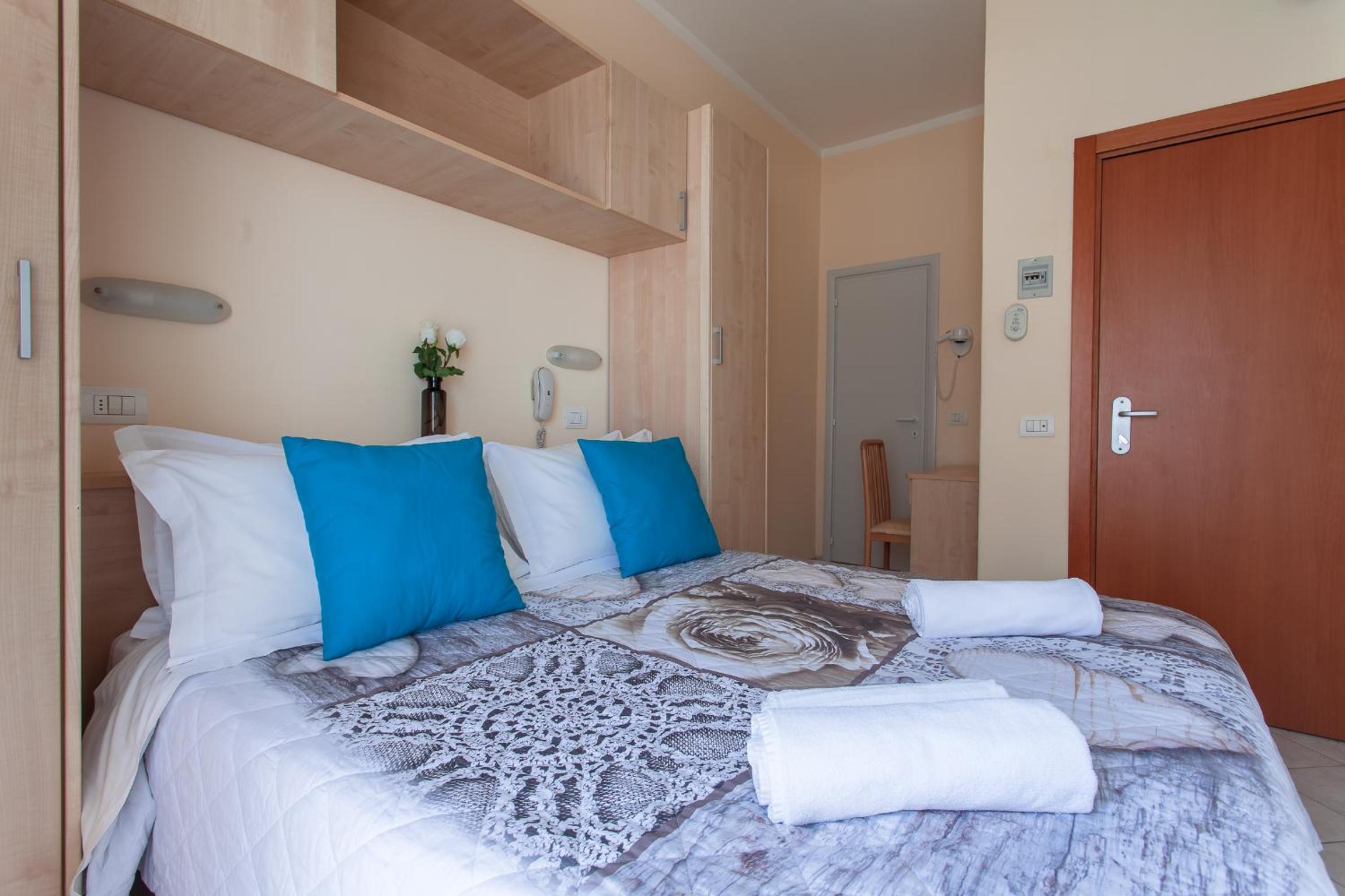 Double or Twin Room photo 3
