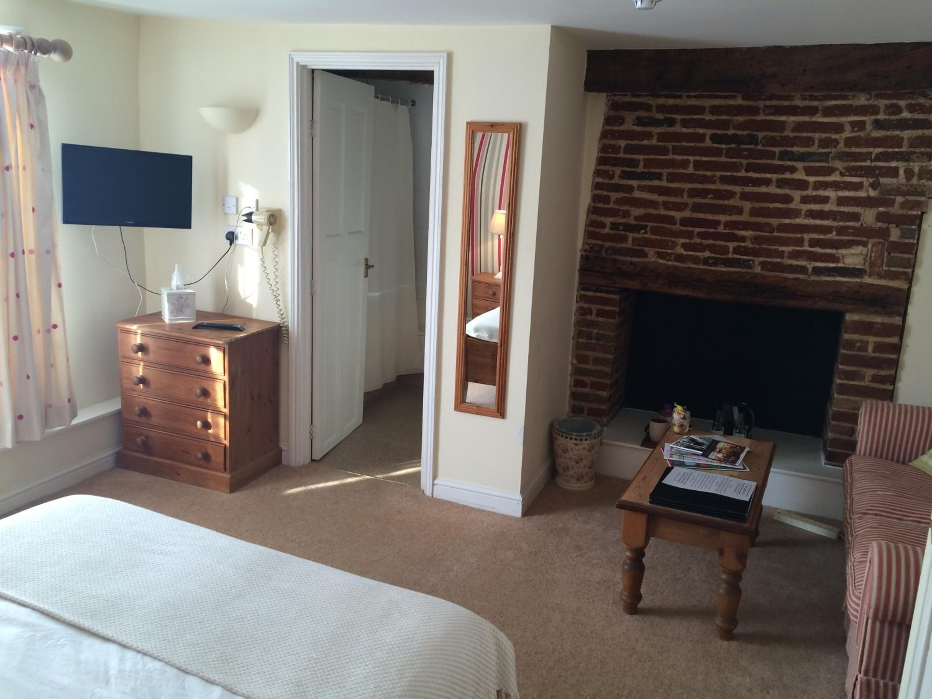 Deluxe Double Room (2 Adults + 1 Child)