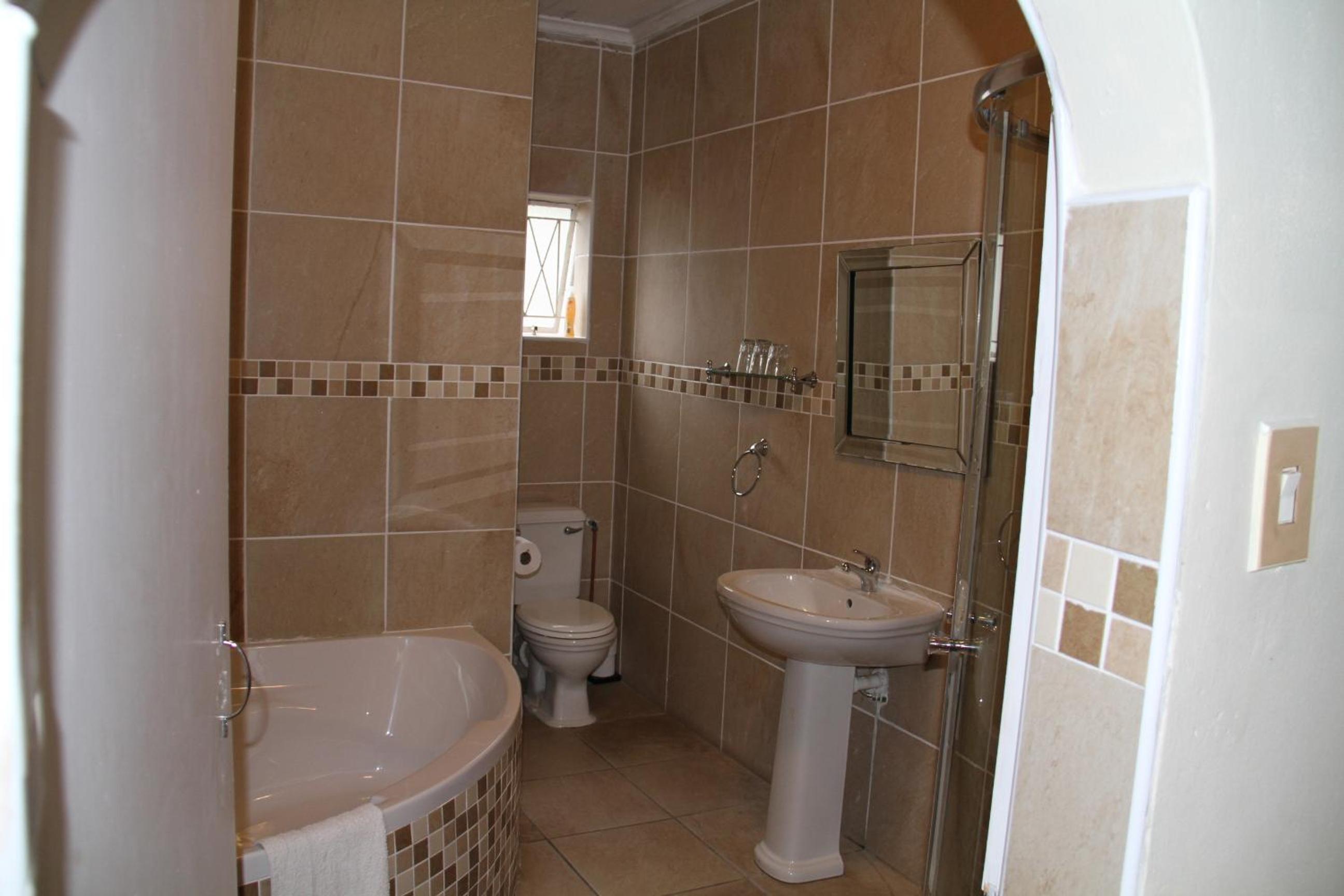 Family Room with Private Bathroom photo 2