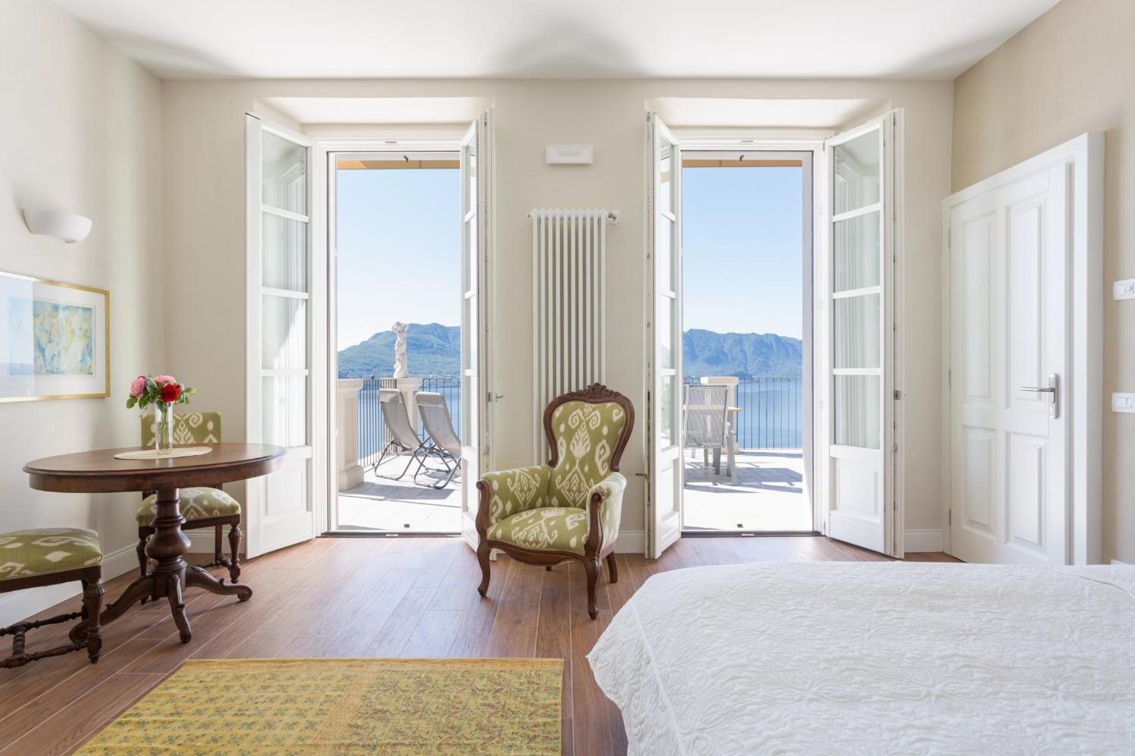 Apartment with Lake View