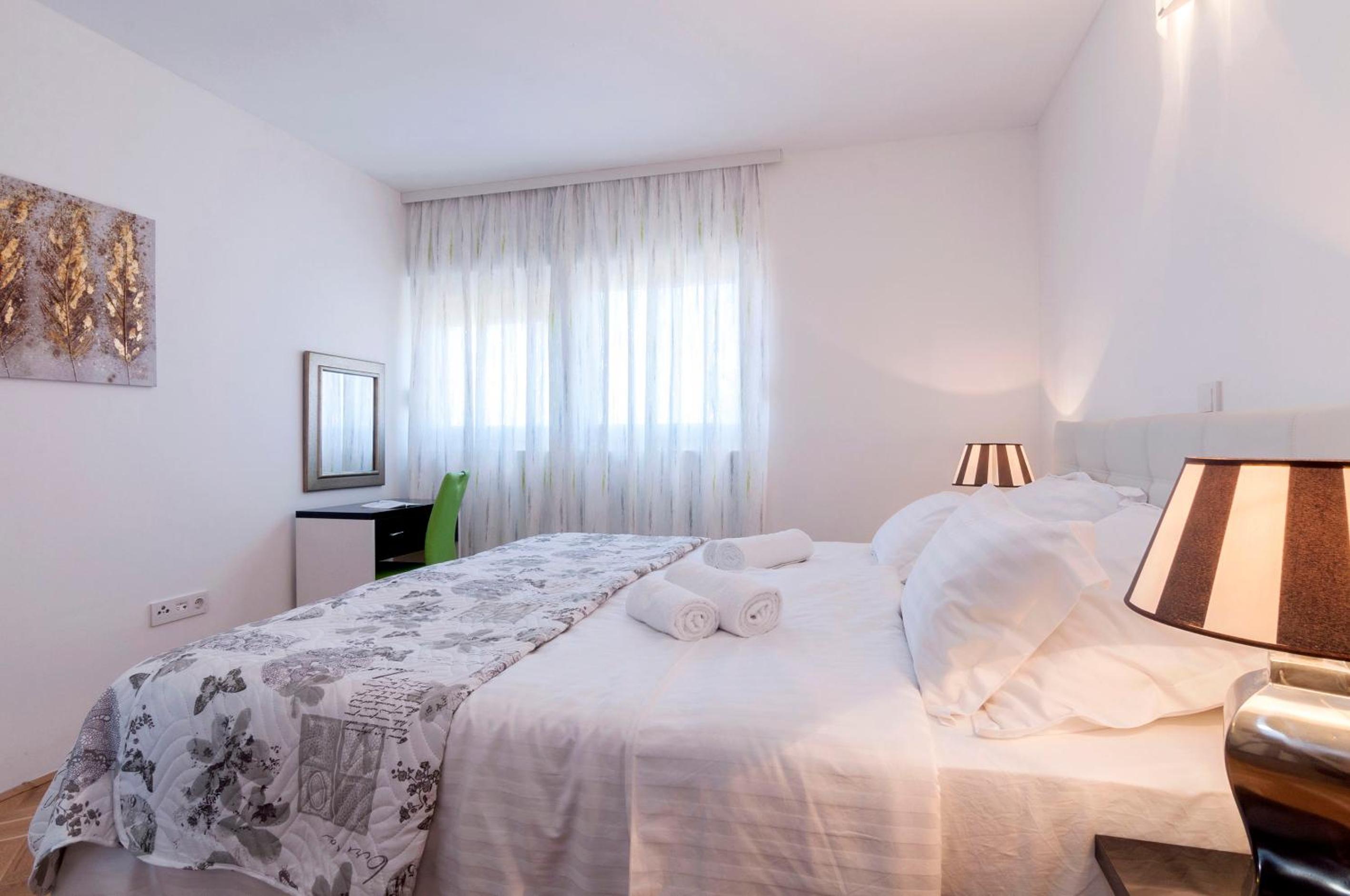 Two-Bedroom Apartment with Balcony and Sea View photo 3