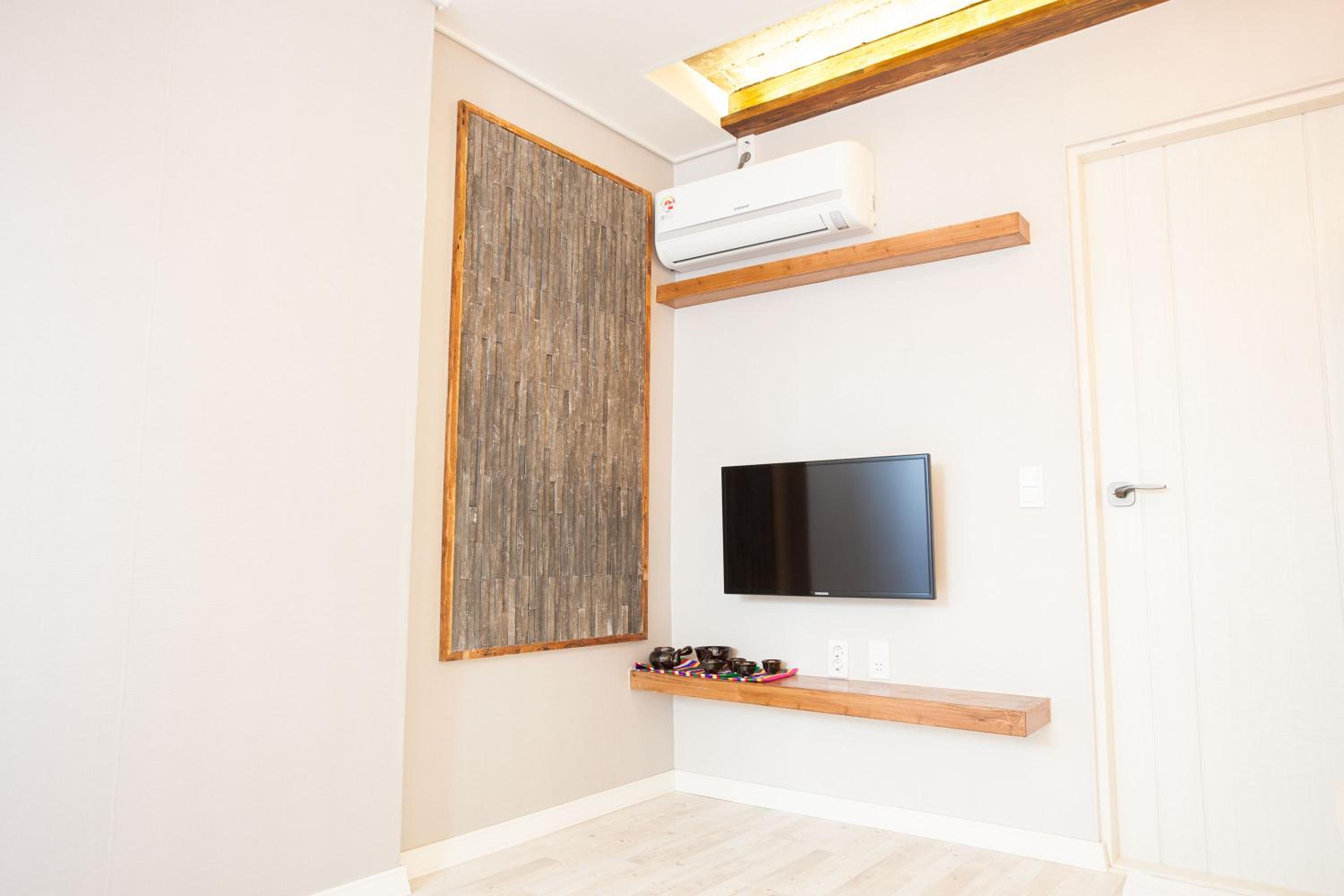 Family Room - Photo 5
