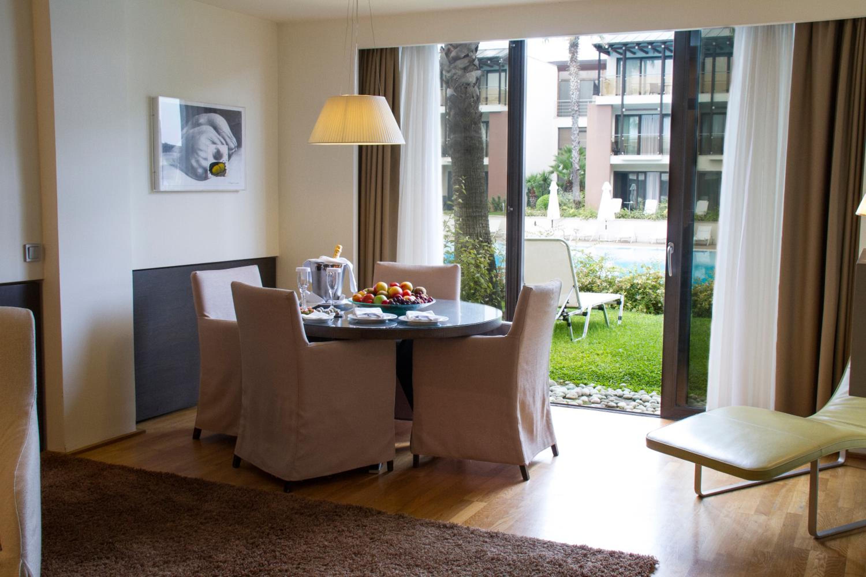 Executive Suite - Photo 8