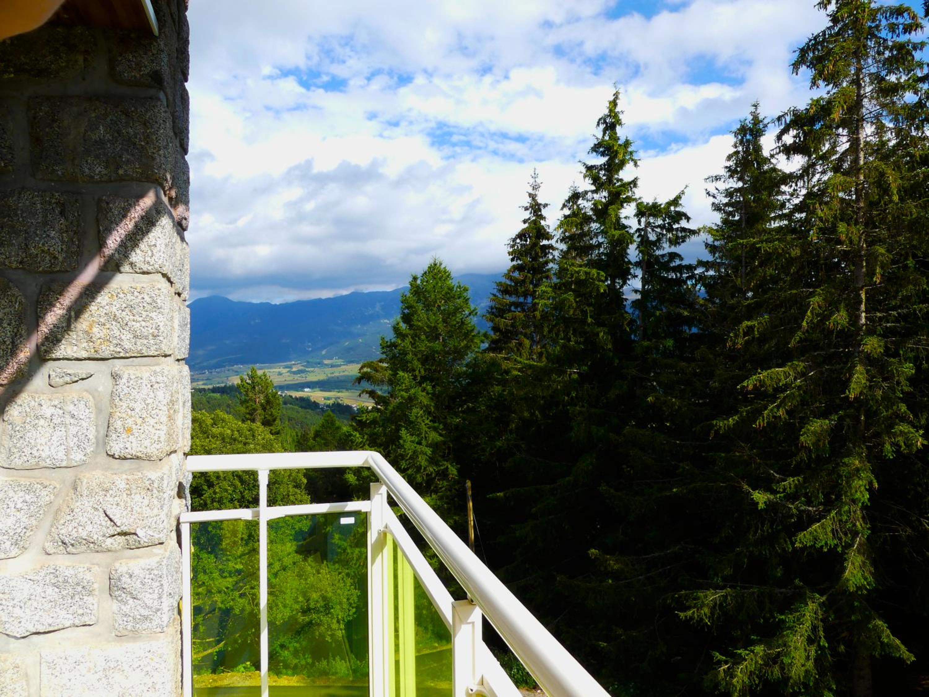 Apartment with Mountain View